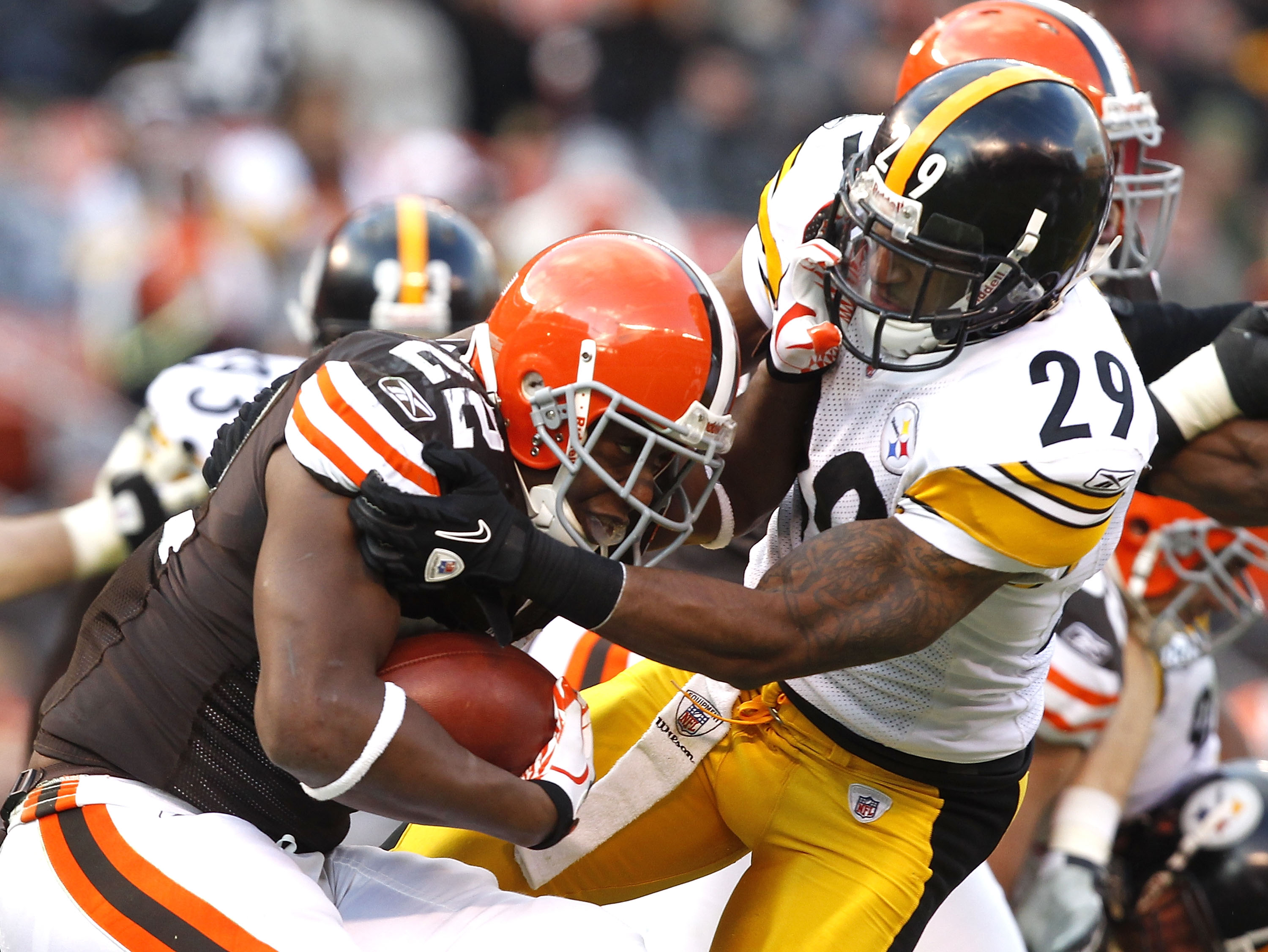 CLEVELAND, OH - JANUARY 02:  Safety Ryan Mundy #29 of the Pittsburgh Steelers tackles running back Mike Bell #22 of the Cleveland Browns at Cleveland Browns Stadium on January 2, 2011 in Cleveland, Ohio.  (Photo by Matt Sullivan/Getty Images)