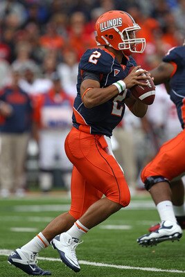 CHAMPAIGN, IL - OCTOBER 02: Nathan Scheelhaase #2 of the Illinois Fighting Illini looks for a receiver against the Ohio State Buckeyes at Memorial Stadium on October 2, 2010 in Champaign, Illinois. Ohio State defeated Illinois 24-13. (Photo by Jonathan Da