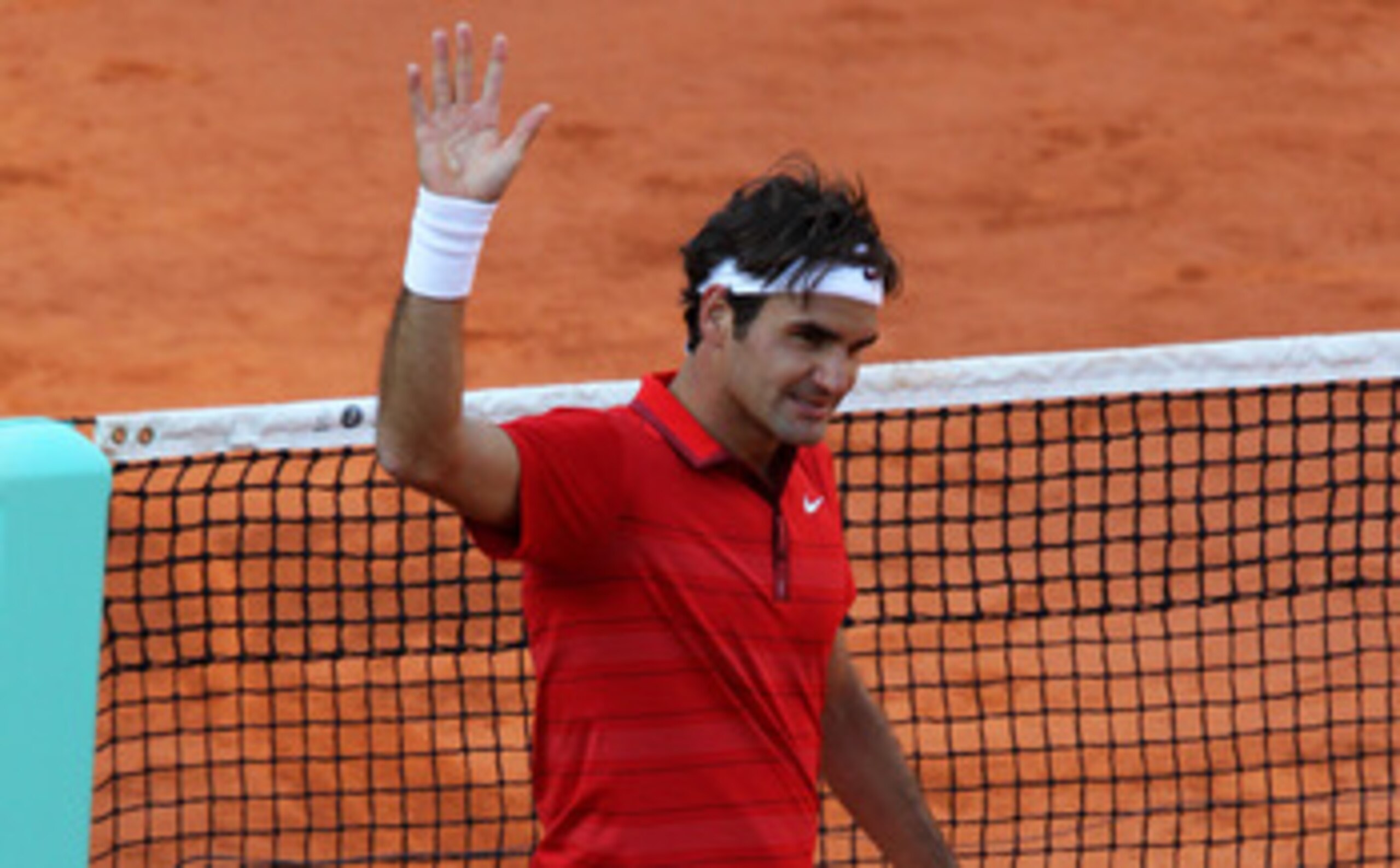 PARIS, FRANCE - MAY 31:  Roger Federer of Switzerland celebrates matchpoint during the men's singles quarterfinal match between Gael Monfils of France and Roger Federer of Switzerland on day ten of the French Open at Roland Garros on May 31, 2011 in Paris