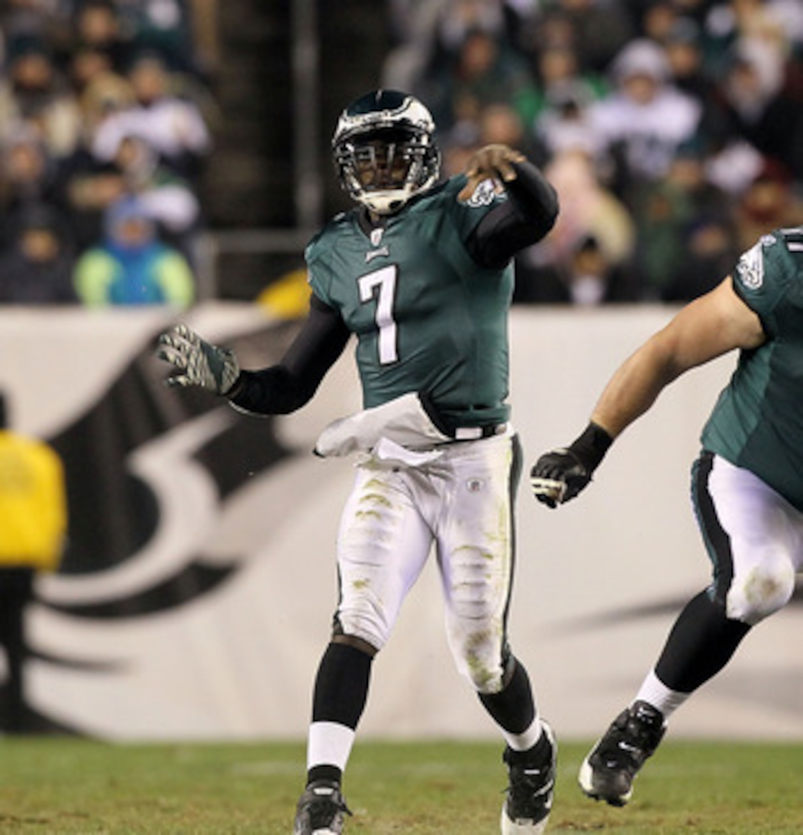 PHILADELPHIA, PA - DECEMBER 02:  Quarterback Michael Vick #7 of the Philadelphia Eagles passes the ball behind the blocking of Mike McGlynn #77 against the Houston Texans at Lincoln Financial Field on December 2, 2010 in Philadelphia, Pennsylvania.  (Phot