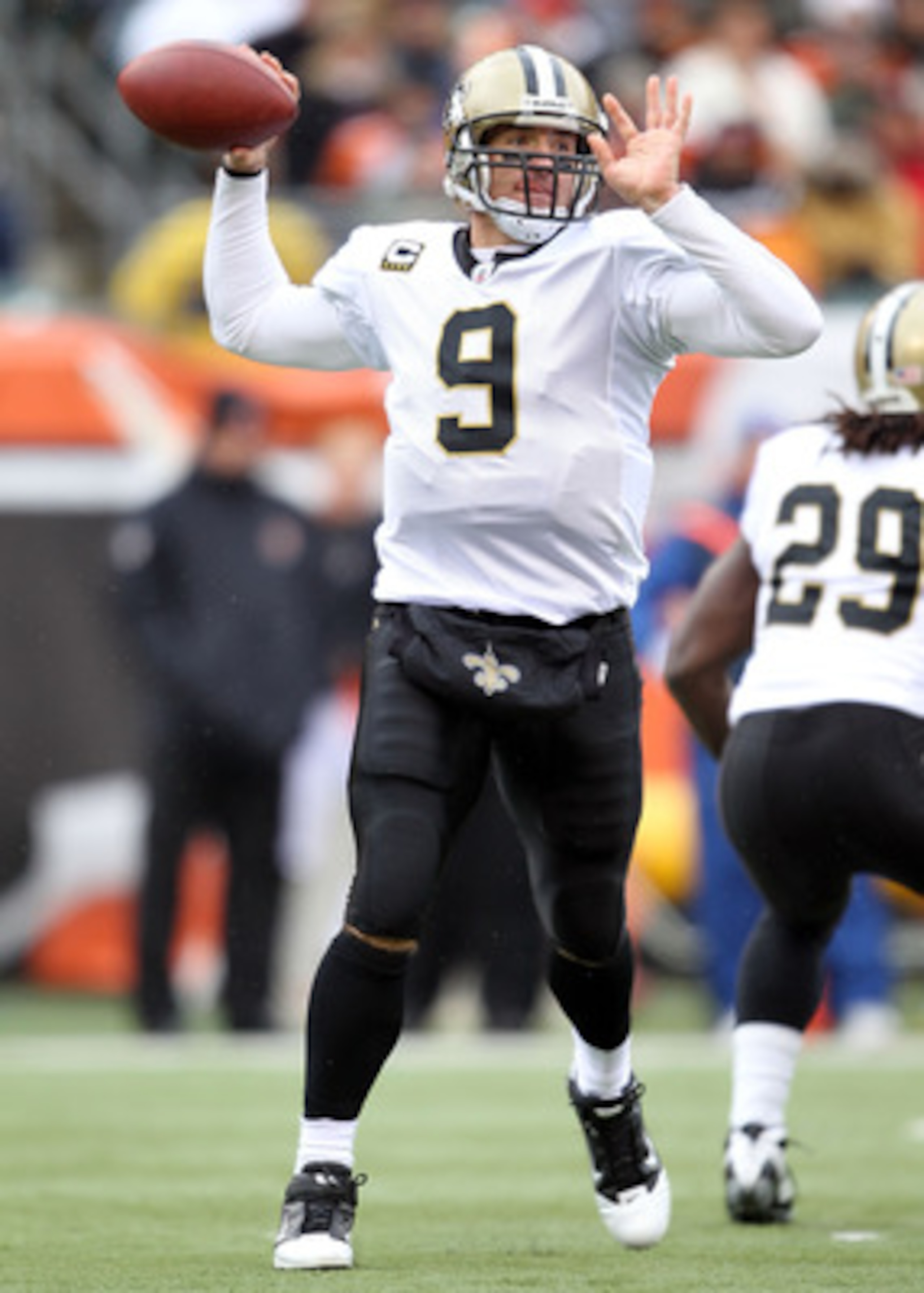CINCINNATI, OH - DECEMBER 05:  Dree Brees #9 of the New Orleans Saints throws a pass during the NFL game against the Cincinnati Bengals at Paul Brown Stadium on December 5, 2010 in Cincinnati, Ohio.  The Saints won 34-30.  (Photo by Andy Lyons/Getty Image