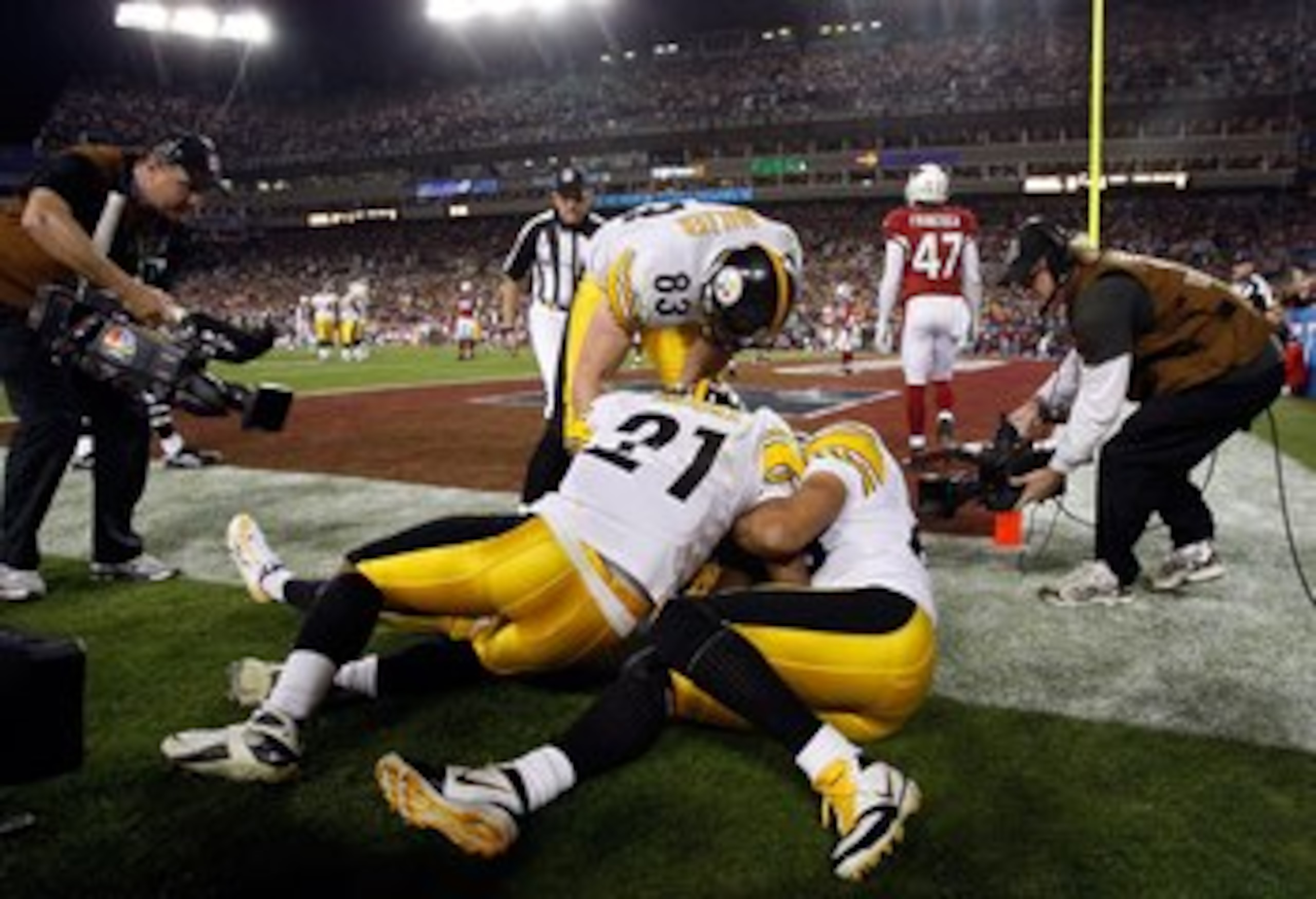 TAMPA, FL - FEBRUARY 01:  Teammates of Santonio Holmes #10 of the Pittsburgh Steelers jump on Holmes after he catches a 6-yard touchdown pass in the fourth quarter against the Arizona Cardinals during Super Bowl XLIII on February 1, 2009 at Raymond James 