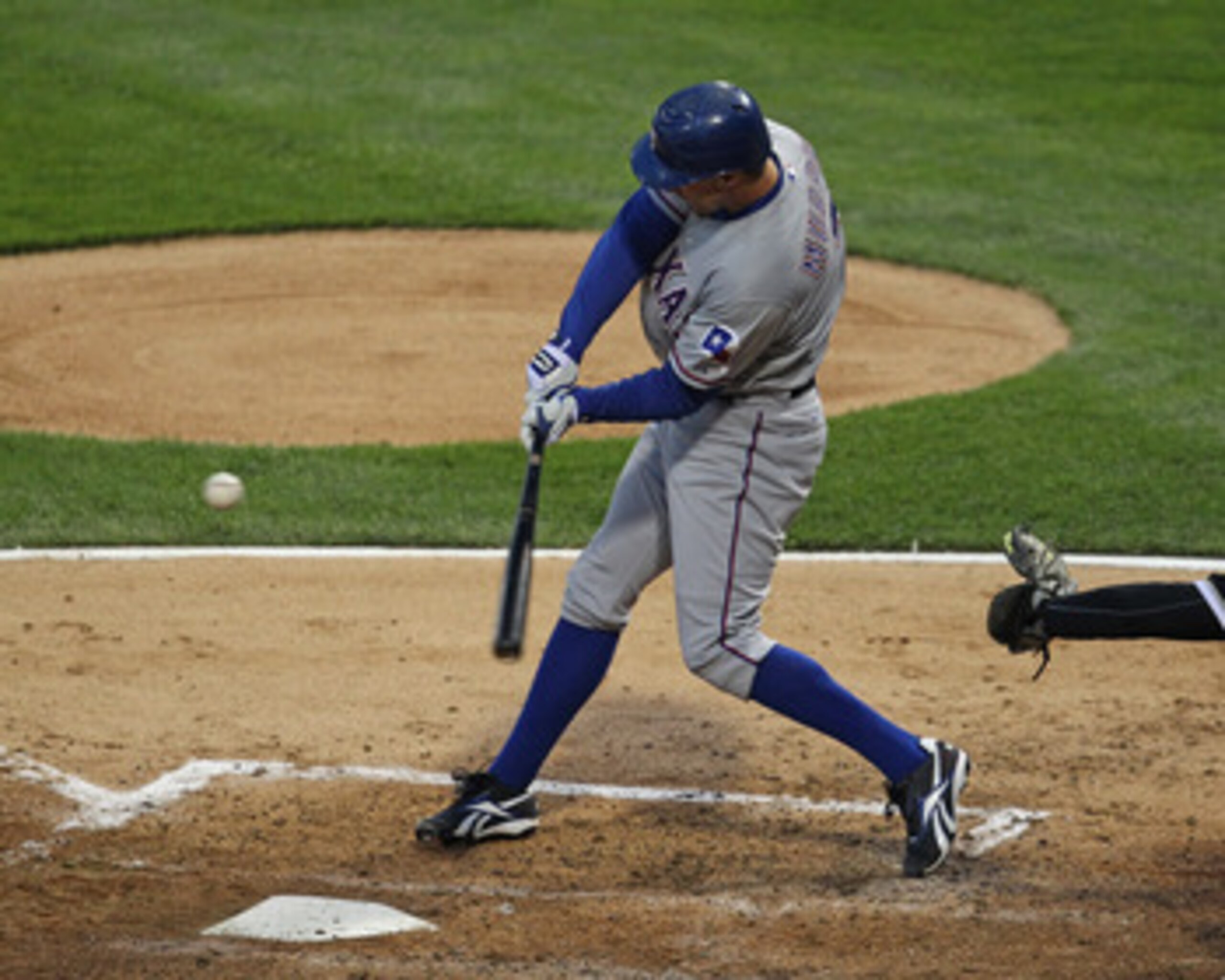 CHICAGO, IL - MAY 16: David Murphy #7 of the Texas Rangers hits the ball against the Chicago White Sox at U.S. Cellular Field on May 16, 2011 in Chicago, Illinois. The Rangers defeated the White Sox 4-0. (Photo by Jonathan Daniel/Getty Images)
