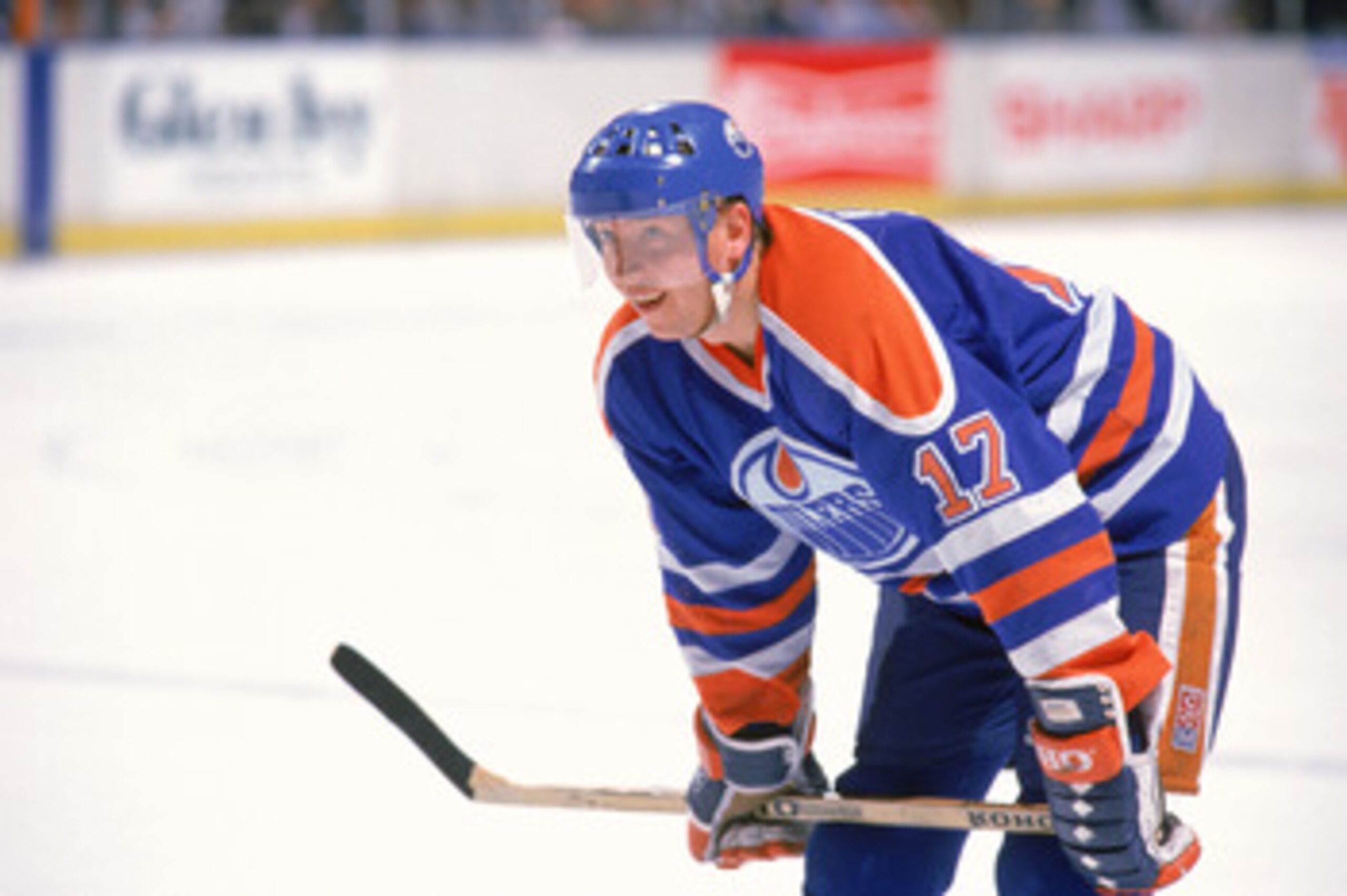 INGLEWOOD, CA - 1989:  Right wing Jari Kurri #17 of the Edmonton Oilers gets into position against the Los Angeles Kings during the 1989-90 season at the Great Western Forum in Inglewood, California.  (Photo by Mike Powell/Getty Images)