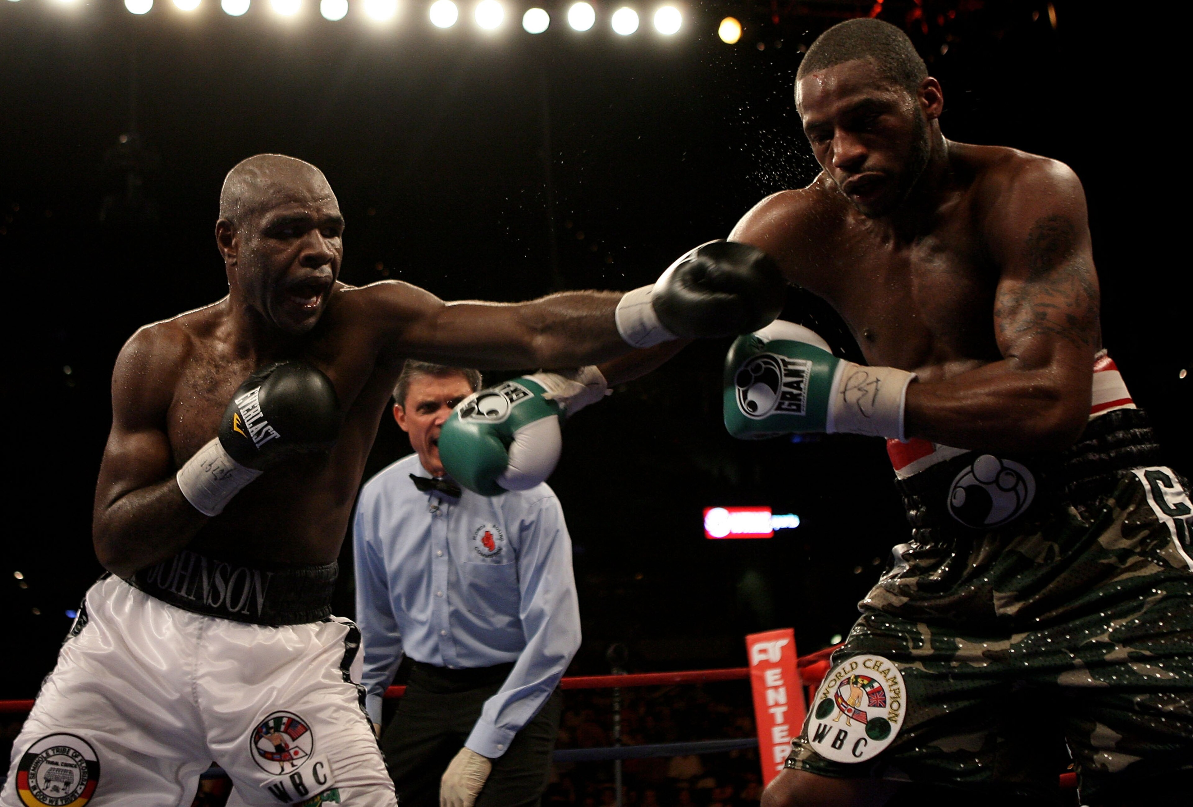 TAMPA, FLORIDA - APRIL 12:   Action between Chad Dawson (R) and  Glen Johnson during the WBC Light Heavyweight title fight on Saturday April 12, 2008 at St. Pete Times Forum, Tampa, Florida.  (Photo by John Gichigi/Getty Images)