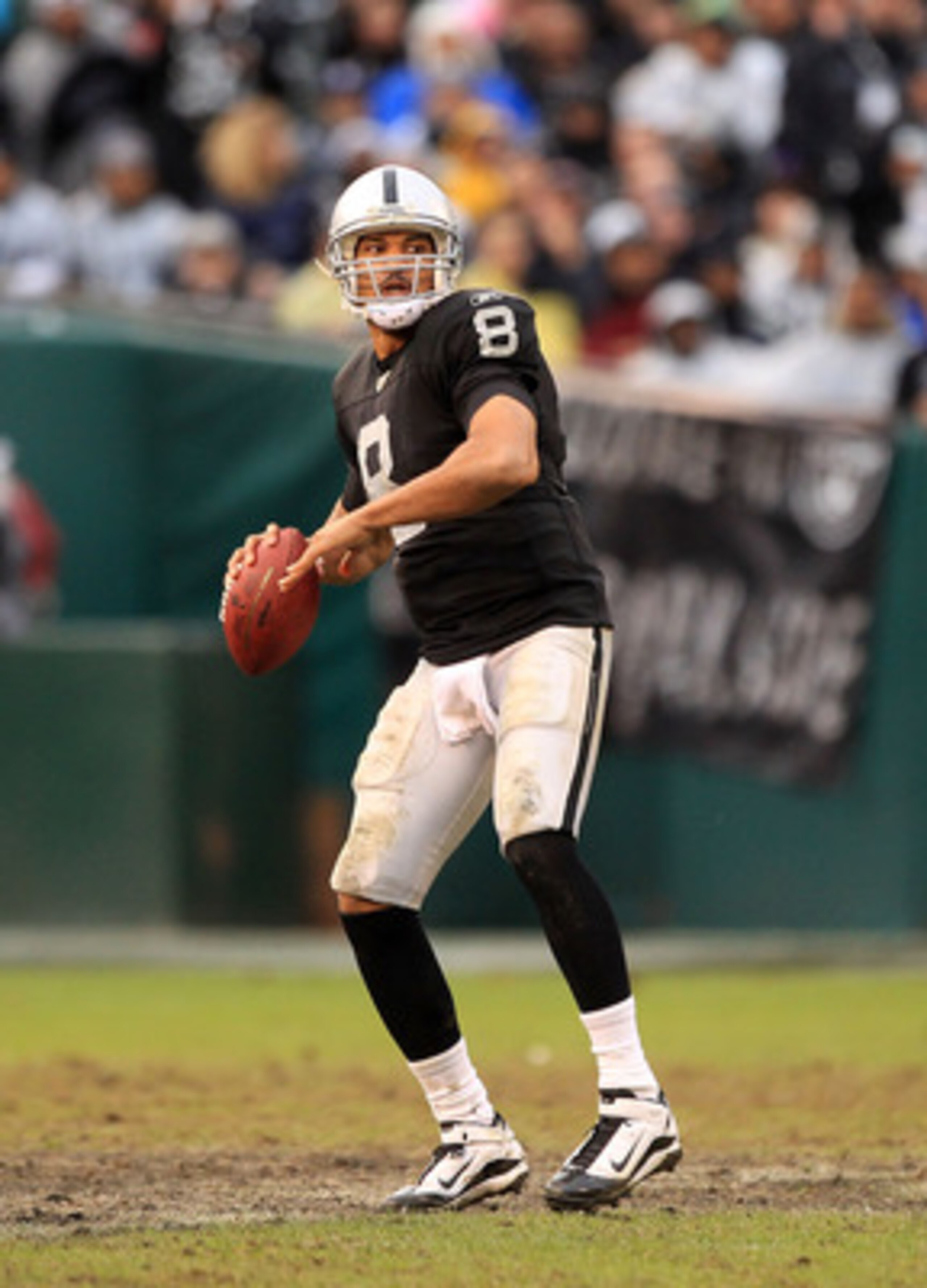 OAKLAND, CA - DECEMBER 19:  Jason Campbell #8 of the Oakland Raiders in action against the Denver Broncos at Oakland-Alameda County Coliseum on December 19, 2010 in Oakland, California.  (Photo by Ezra Shaw/Getty Images)