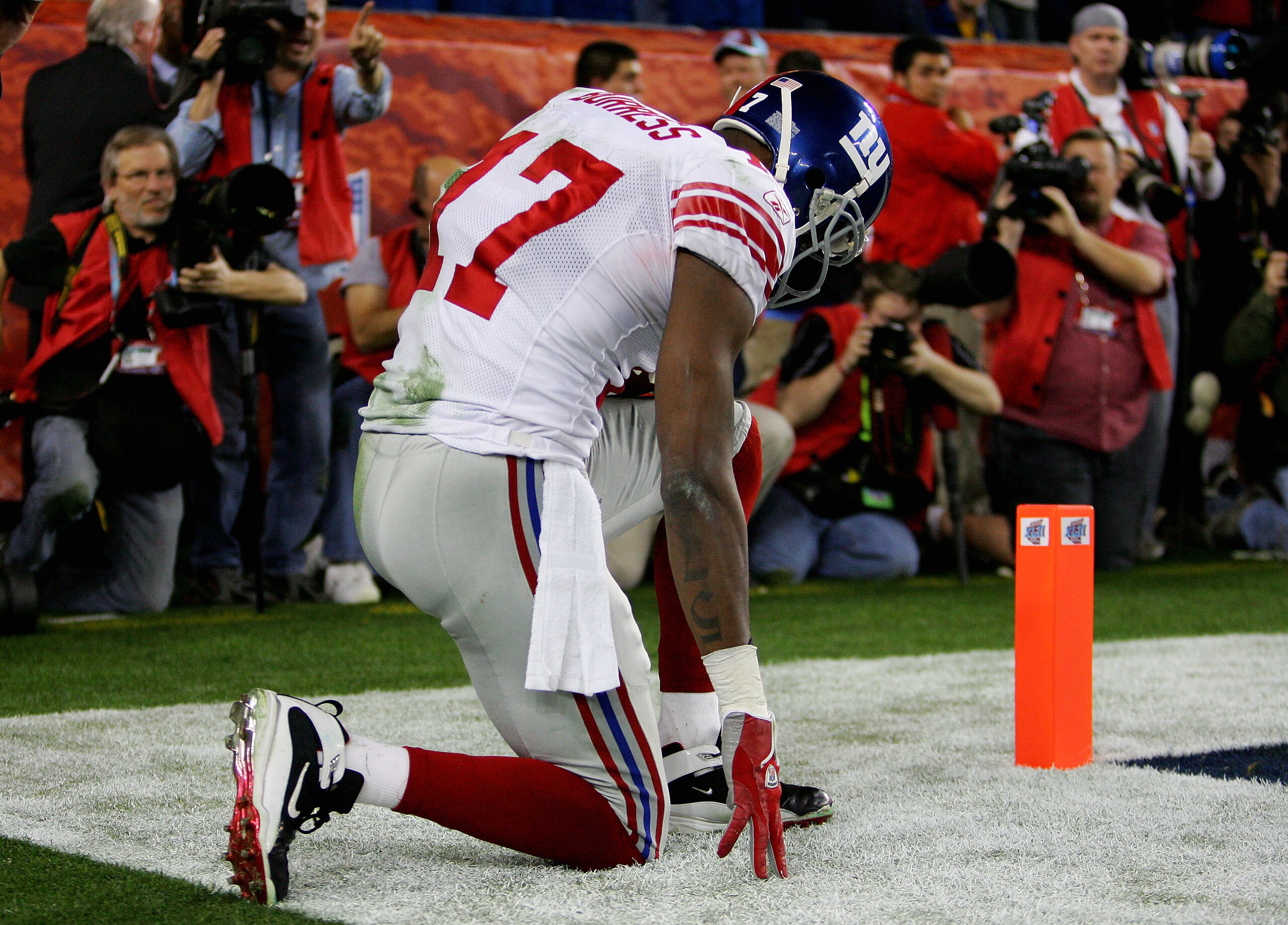 GLENDALE, AZ - FEBRUARY 03: Wide receiver Plaxico Burress #17 of the New York Giants kneels after catching a 13-yard touchdown pass in the fourth quarter against the New England Patriots during Super Bowl XLII on February 3, 2008 at the University of Pho GLENDALE, AZ - FEBRUARY 03: Wide receiver Plaxico Burress #17 of the New York Giants kneels after catching a 13-yard touchdown pass in the fourth quarter against the New England Patriots during Super Bowl XLII on February 3, 2008 at the University of Pho