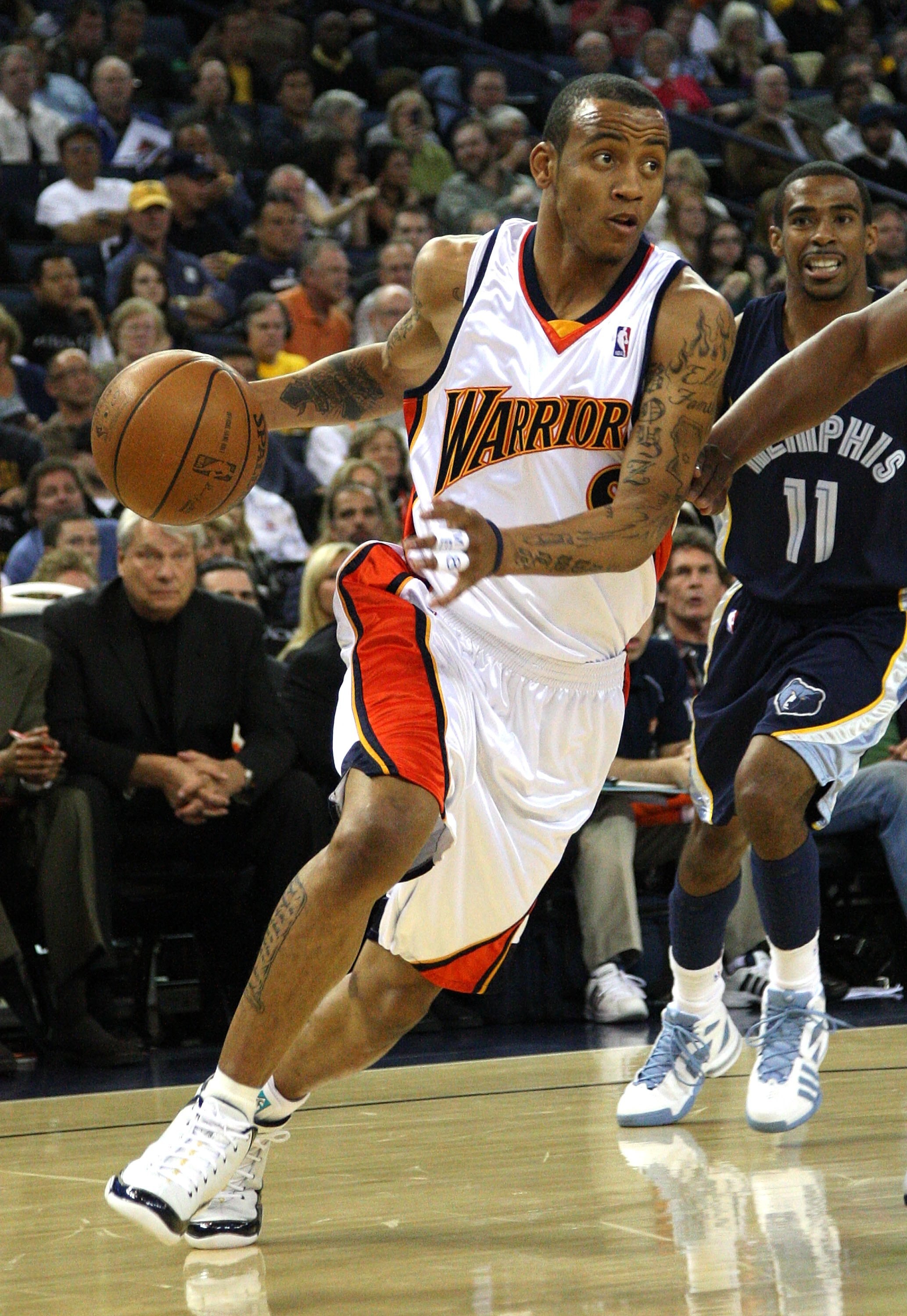 OAKLAND, CA - MARCH 30:  Monta Ellis #8 of the Golden State Warriors drives against the Memphis Grizzlies during an NBA game on March 30, 2009 at Oracle Arena in Oakland, California. NOTE TO USER: User expressly acknowledges and agrees that, by downloadin