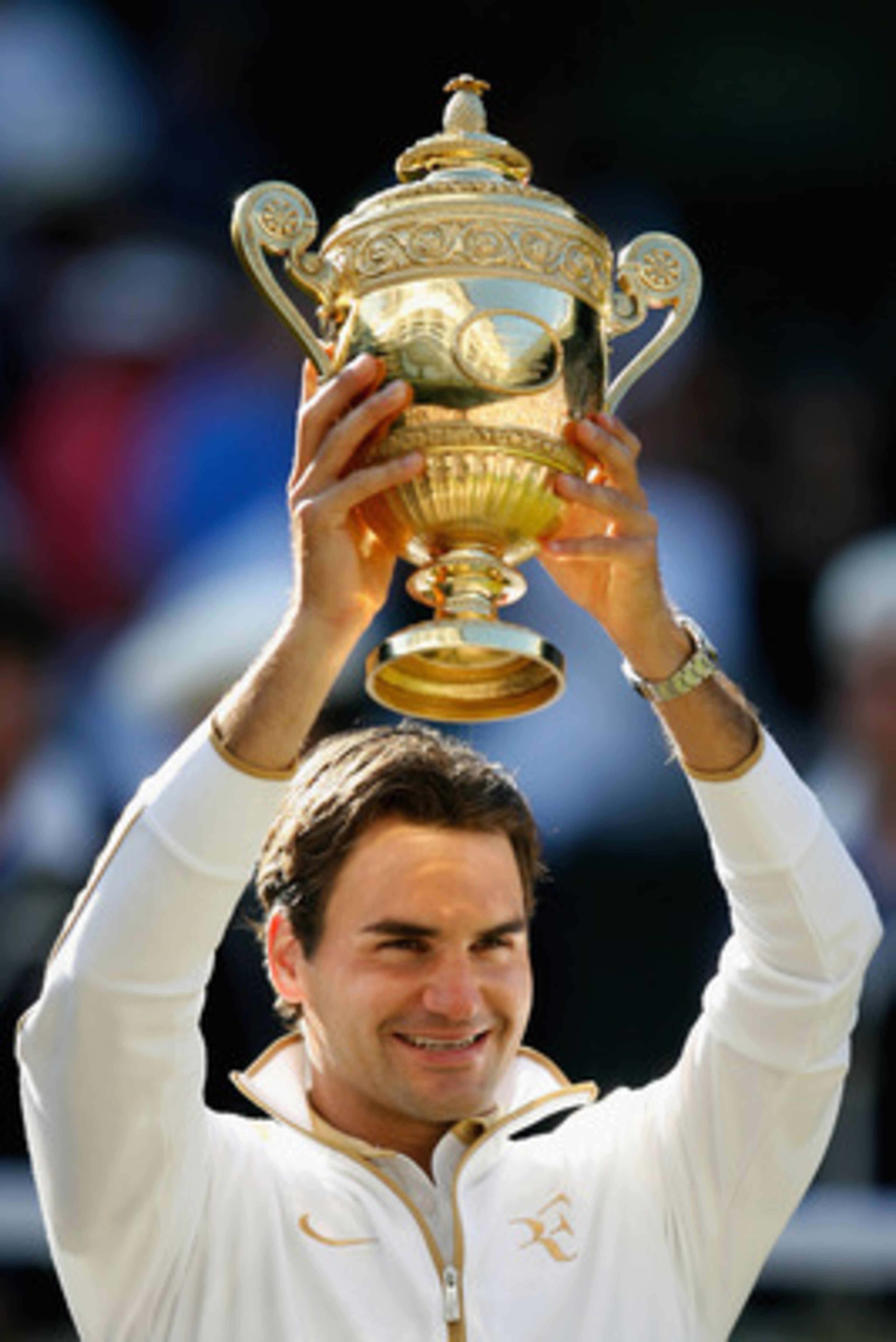 WIMBLEDON, ENGLAND - JULY 05: Roger Federer of Switzerland celebrates victory with the trophy after the men's singles final match against Andy Roddick of USA on Day Thirteen of the Wimbledon Lawn Tennis Championships at the All England Lawn Tennis and Cr WIMBLEDON, ENGLAND - JULY 05: Roger Federer of Switzerland celebrates victory with the trophy after the men's singles final match against Andy Roddick of USA on Day Thirteen of the Wimbledon Lawn Tennis Championships at the All England Lawn Tennis and Cr