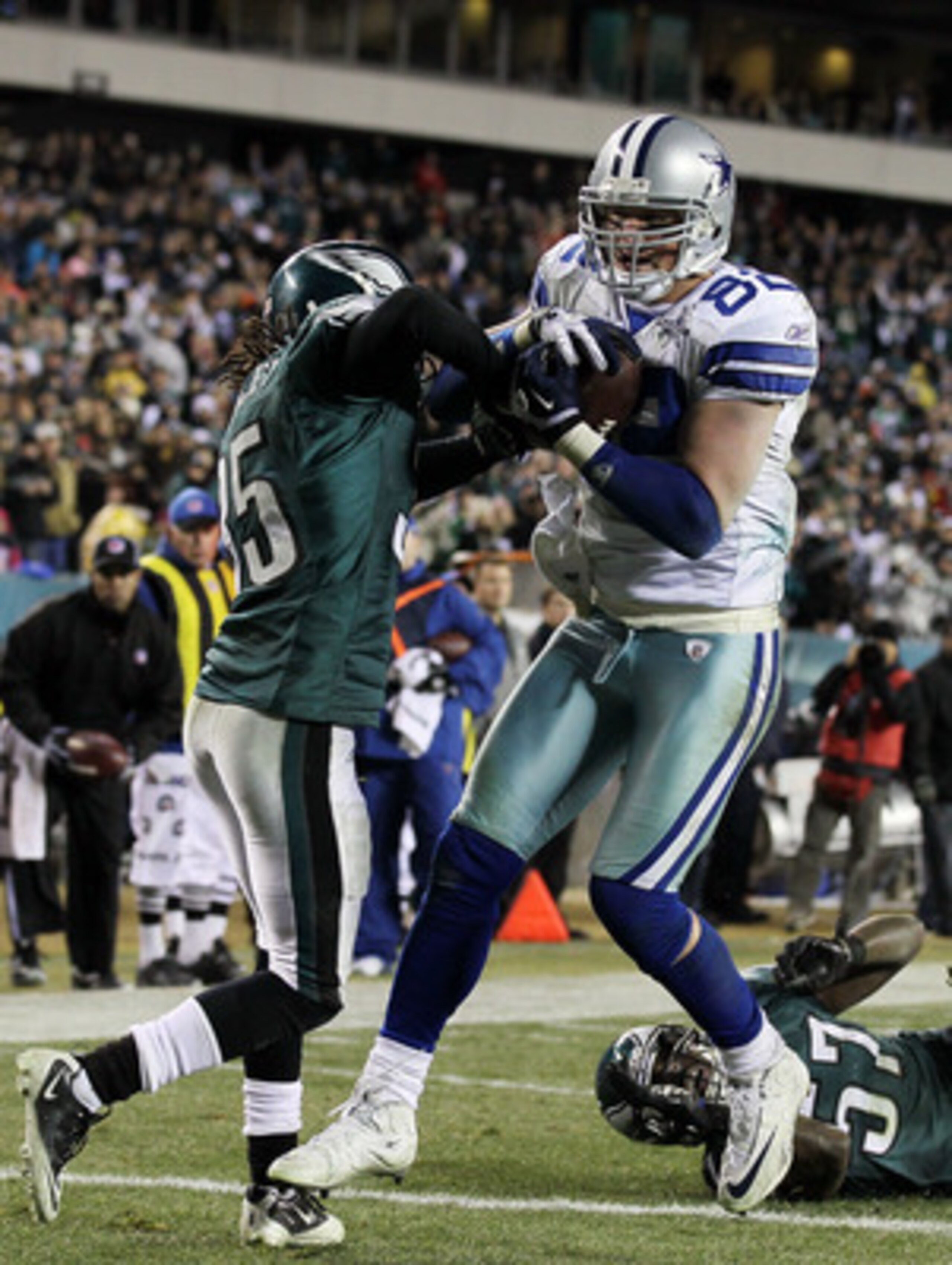 PHILADELPHIA, PA - JANUARY 02:  Jason Witten #82 of the Dallas Cowboys runs in a touchdown late in the fourth quarter against Trevard Lindley #35 of the Philadelphia Eagles on January 2, 2011 at Lincoln Financial Field in Philadelphia, Pennsylvania. The C