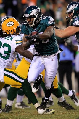 PHILADELPHIA, PA - JANUARY 09: LeSean McCoy #25 of the Philadelphia Eagles carries the ball against the Green Bay Packers during the 2011 NFC wild card playoff game at Lincoln Financial Field on January 9, 2011 in Philadelphia, Pennsylvania. (Photo by C PHILADELPHIA, PA - JANUARY 09: LeSean McCoy #25 of the Philadelphia Eagles carries the ball against the Green Bay Packers during the 2011 NFC wild card playoff game at Lincoln Financial Field on January 9, 2011 in Philadelphia, Pennsylvania. (Photo by C