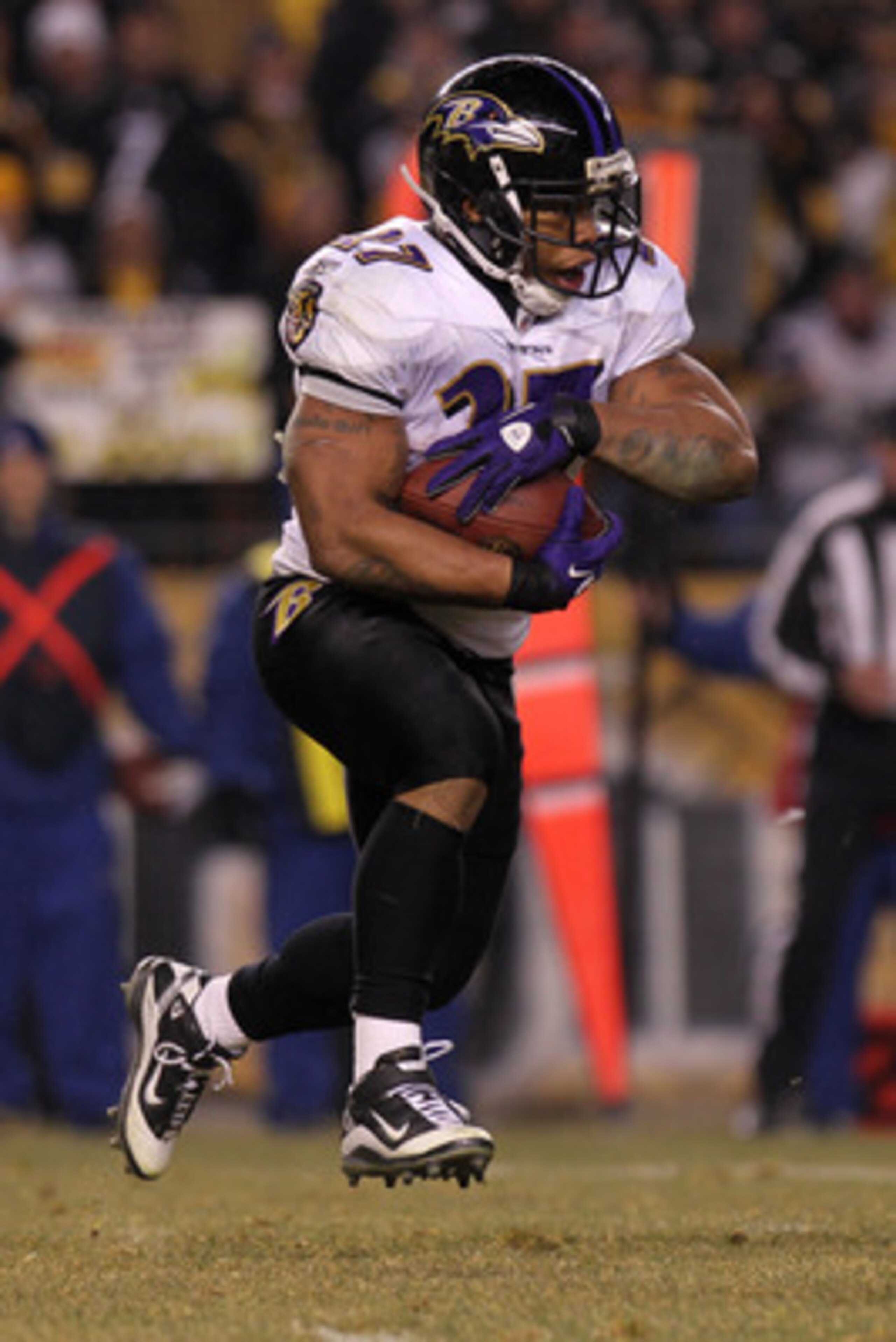 PITTSBURGH, PA - JANUARY 15:  Running back Ray Rice #27 of the Baltimore Ravens rushes against the Pittsburgh Steelers in the AFC Divisional Playoff Game at Heinz Field on January 15, 2011 in Pittsburgh, Pennsylvania.  (Photo by Nick Laham/Getty Images)