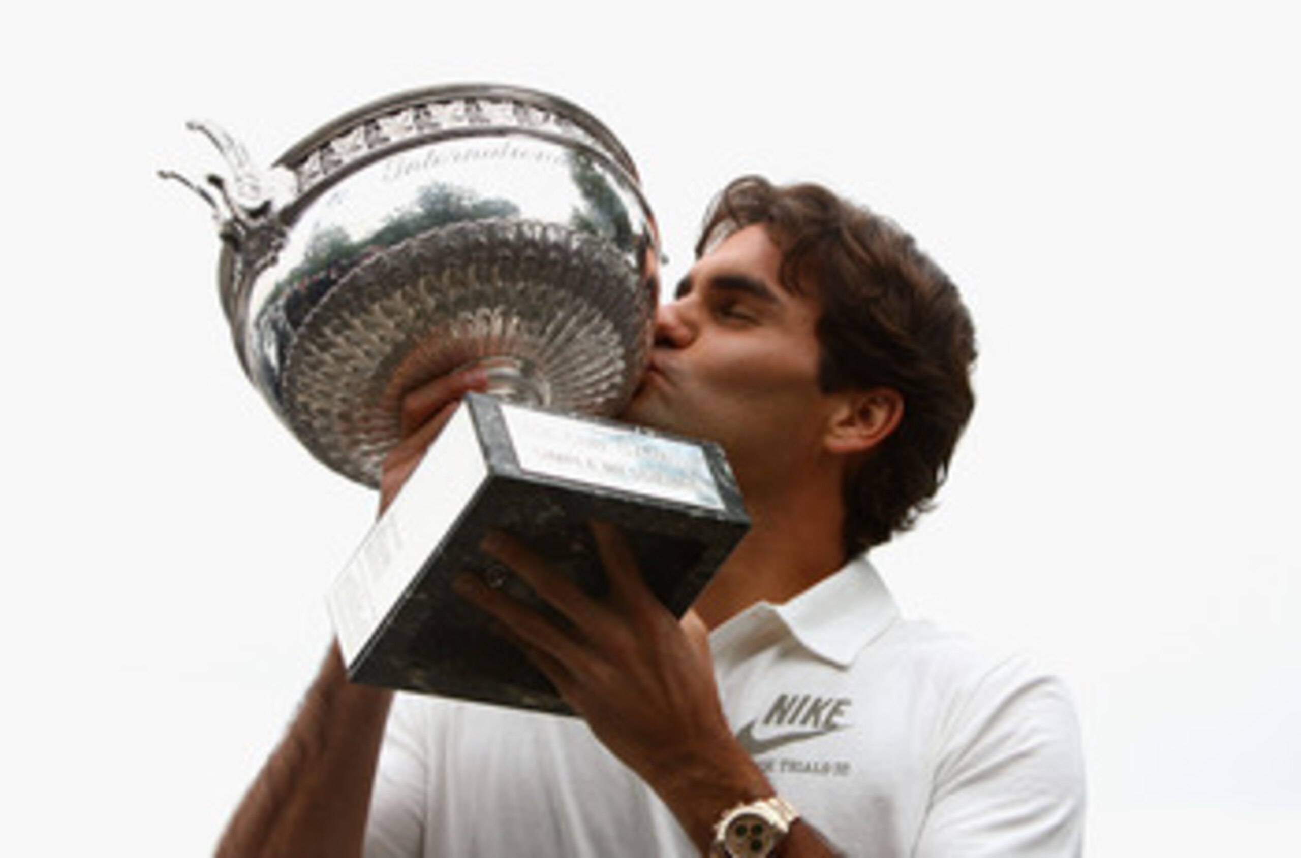 PARIS - JUNE 08:  Roger Federer of Switzerland poses with his French Open winners trophy at the Arc de Triomphe on June 8, 2009 in Paris, France.  (Photo by Ryan Pierse/Getty Images)