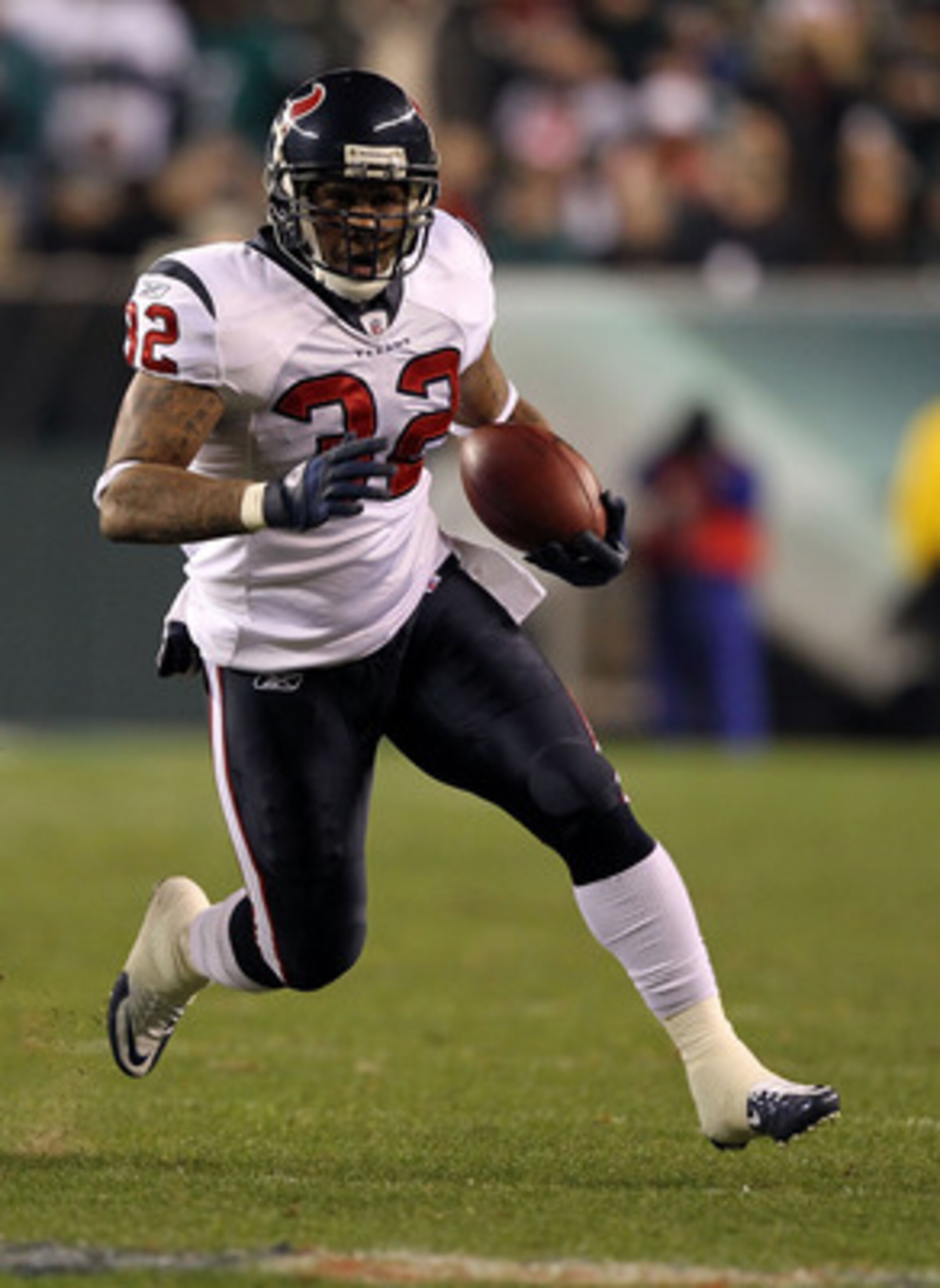 PHILADELPHIA, PA - DECEMBER 02:  Derrick Ward #32 of the Houston Texans runs the ball against the Philadelphia Eagles at Lincoln Financial Field on December 2, 2010 in Philadelphia, Pennsylvania. The Eagles won 34-24.  (Photo by Al Bello/Getty Images)