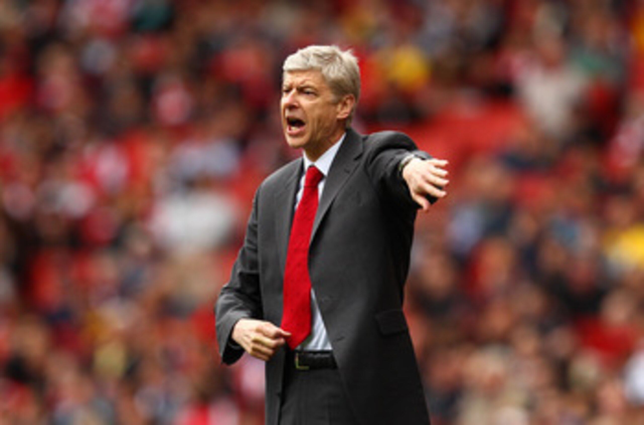 LONDON, ENGLAND - MAY 15:  Arsene Wenger manager of Arsenal issues instructions to his players during the Barclays Premier League match between Arsenal and Aston Villa at the Emirates Stadium on May 15, 2011 in London, England.  (Photo by Richard Heathcot