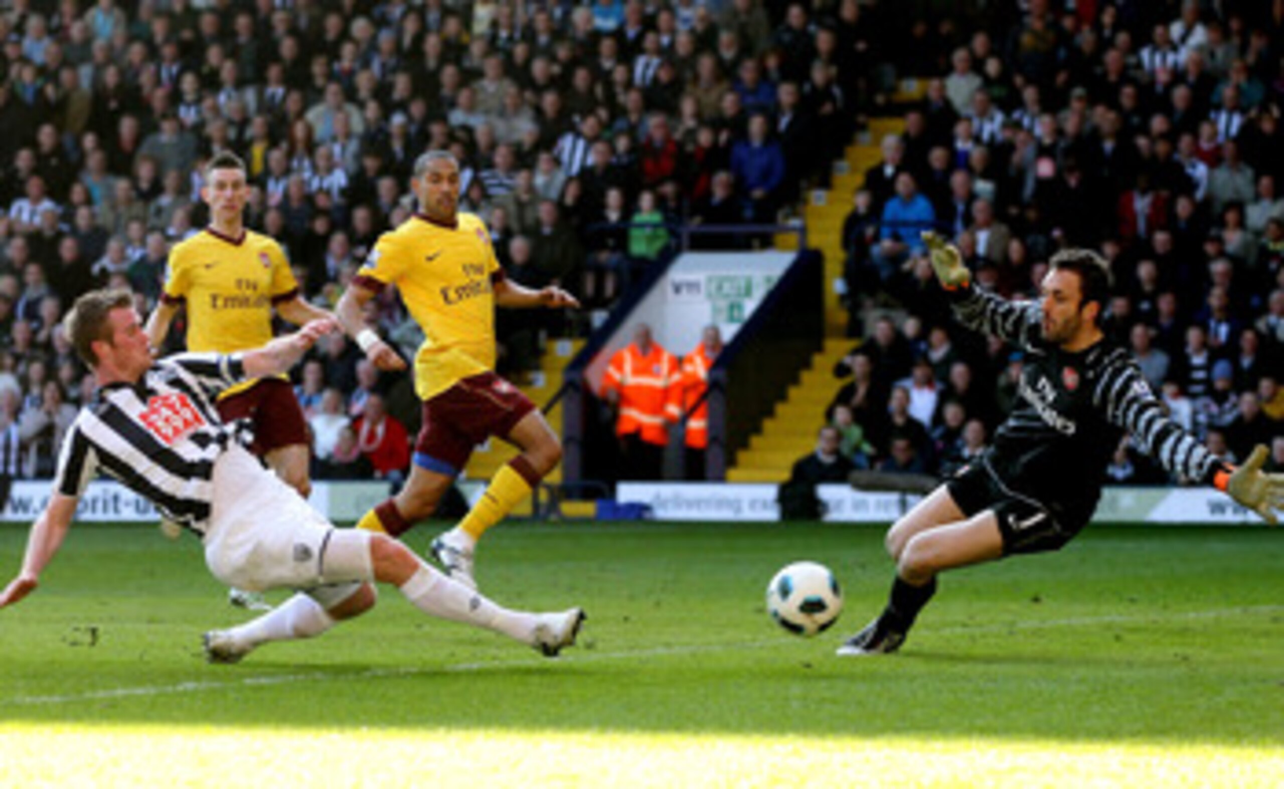 WEST BROMWICH, ENGLAND - MARCH 19:  Chris Brunt of WBA (L) shoots past Arsenal's Manuel Almunia during the Barclays Premier League match between West Bromwich Albion and Arsenal at The Hawthorns on March 19, 2011 in West Bromwich, England.  (Photo by Scot