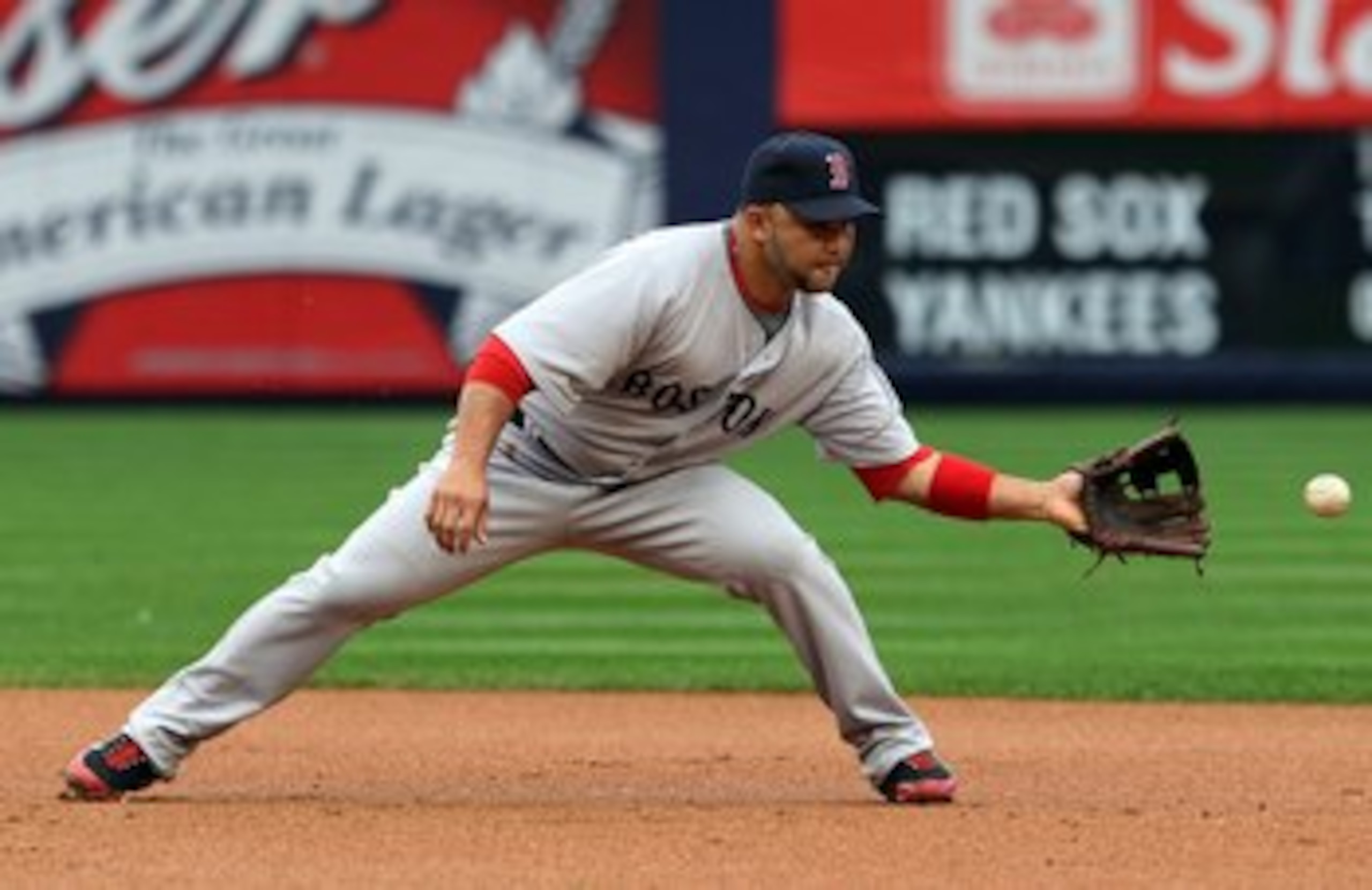 NEW YORK - SEPTEMBER 27:  Alex Gonzalez #3 of the Boston Red Sox fields the ball against the New York Yankees on September 27, 2009 at Yankee Stadium in the Bronx borough of New York City.  (Photo by Jim McIsaac/Getty Images)
