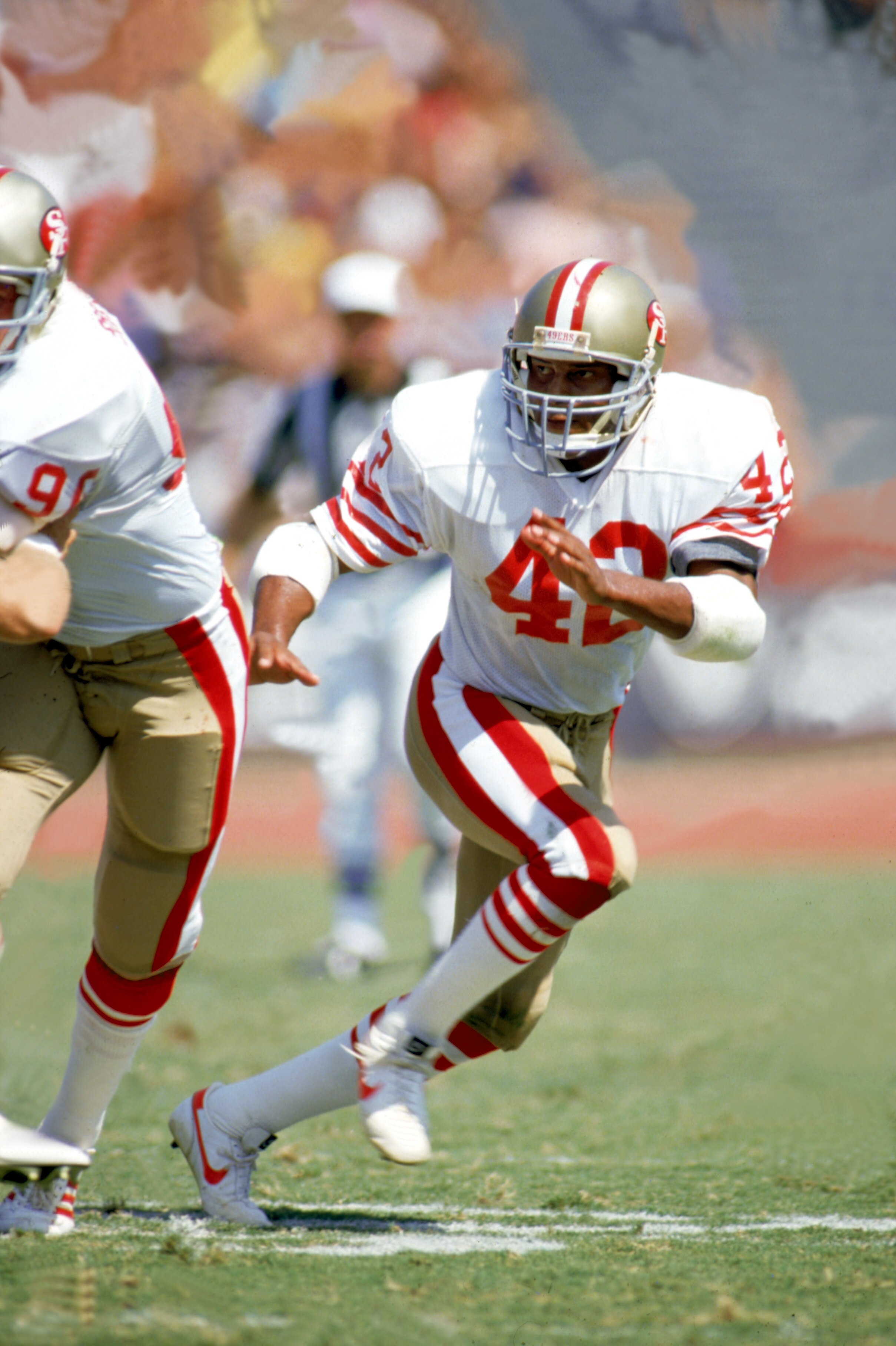 SAN FRANCISCO - 1989:  Defenseman Ronnie Lott #42 of the San Francisco 49ers follows the offense during a game at Candlestick Park during the 1989 NFL season in San Francisco, California.  (Photo by Stephen Dunn/Getty Images)