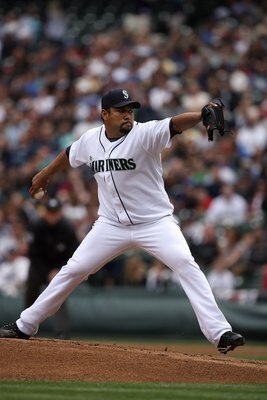 SEATTLE - APRIL 19:  Carlos Silva #52 of the Seattle Mariners pitches against the Detroit Tigers during the game on April 19, 2009 at Safeco Field in Seattle, Washington. (Photo by Otto Greule Jr/Getty Images)