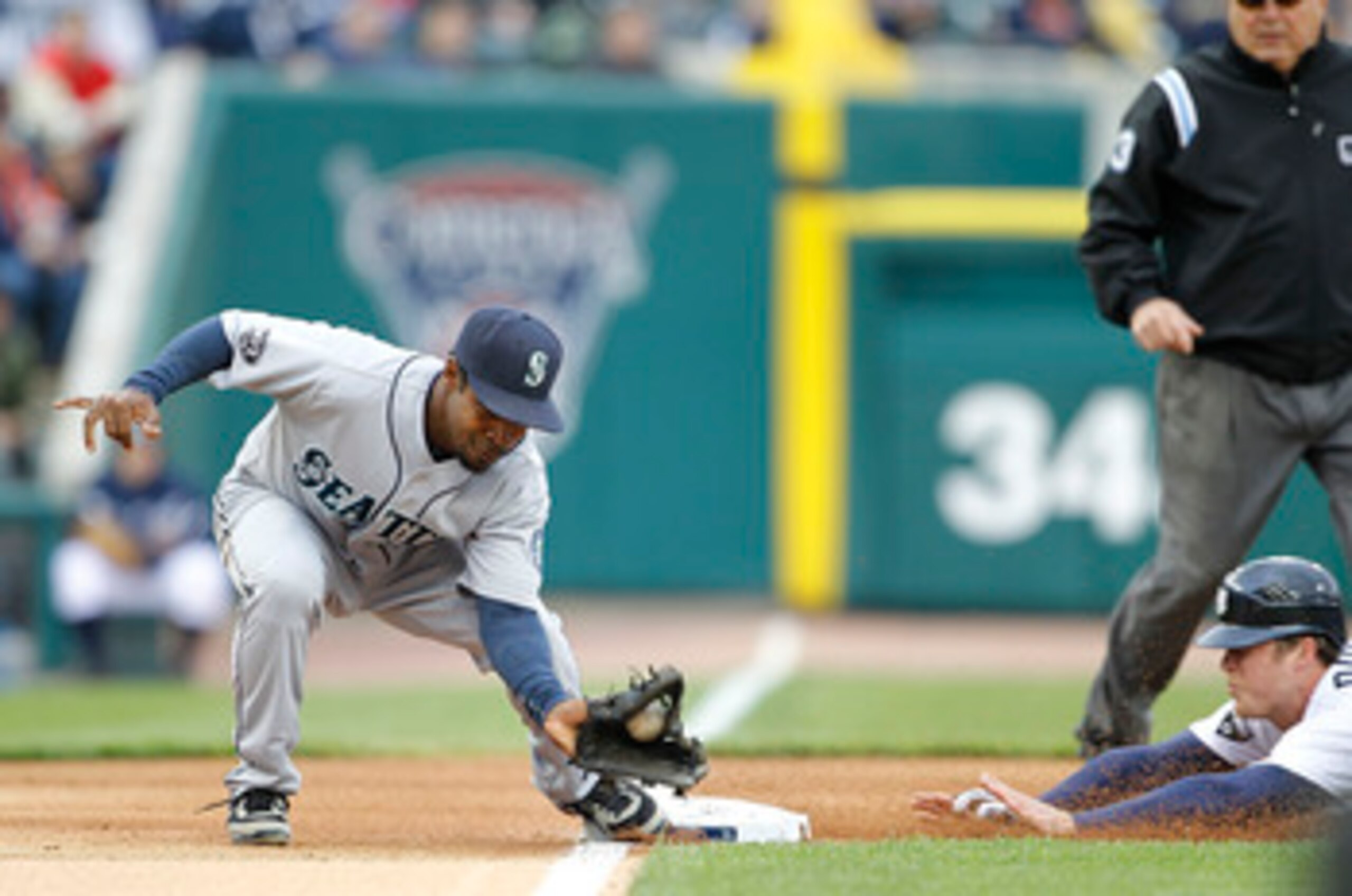 DETROIT - APRIL 28: Chone Figgins #9 of the Seattle Mariners attempts to tag out Brennan Boesch #26 of the Detroit Tigers during the second inning of the  game at Comerica Park on April 28, 2011 in Detroit, Michigan. (Photo by Leon Halip/Getty Images)