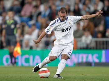 MADRID, SPAIN - SEPTEMBER 27:  Wesley Sneijder of Real Madrid takes a free kick during the Spanish League match between Real Madrid and Real Betis at the Santiago Bernabeu Stadium on September 27, 2007 in Madrid, Spain.  (Photo by Jasper Juinen/Getty Imag