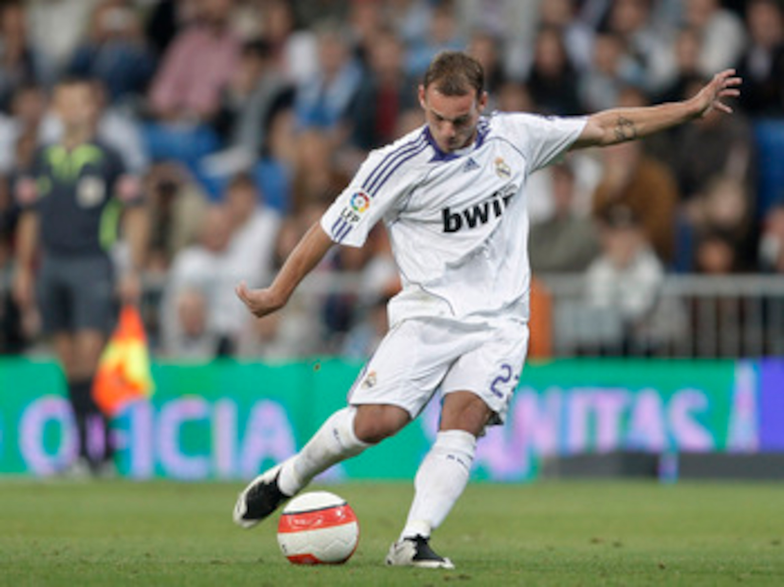 MADRID, SPAIN - SEPTEMBER 27:  Wesley Sneijder of Real Madrid takes a free kick during the Spanish League match between Real Madrid and Real Betis at the Santiago Bernabeu Stadium on September 27, 2007 in Madrid, Spain.  (Photo by Jasper Juinen/Getty Imag