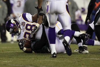 PHILADELPHIA, PA - DECEMBER 28:  Adrian Peterson #28 of the Minnesota Vikings in action against the Philadelphia Eagles at Lincoln Financial Field on December 26, 2010 in Philadelphia, Pennsylvania.  (Photo by Jim McIsaac/Getty Images)