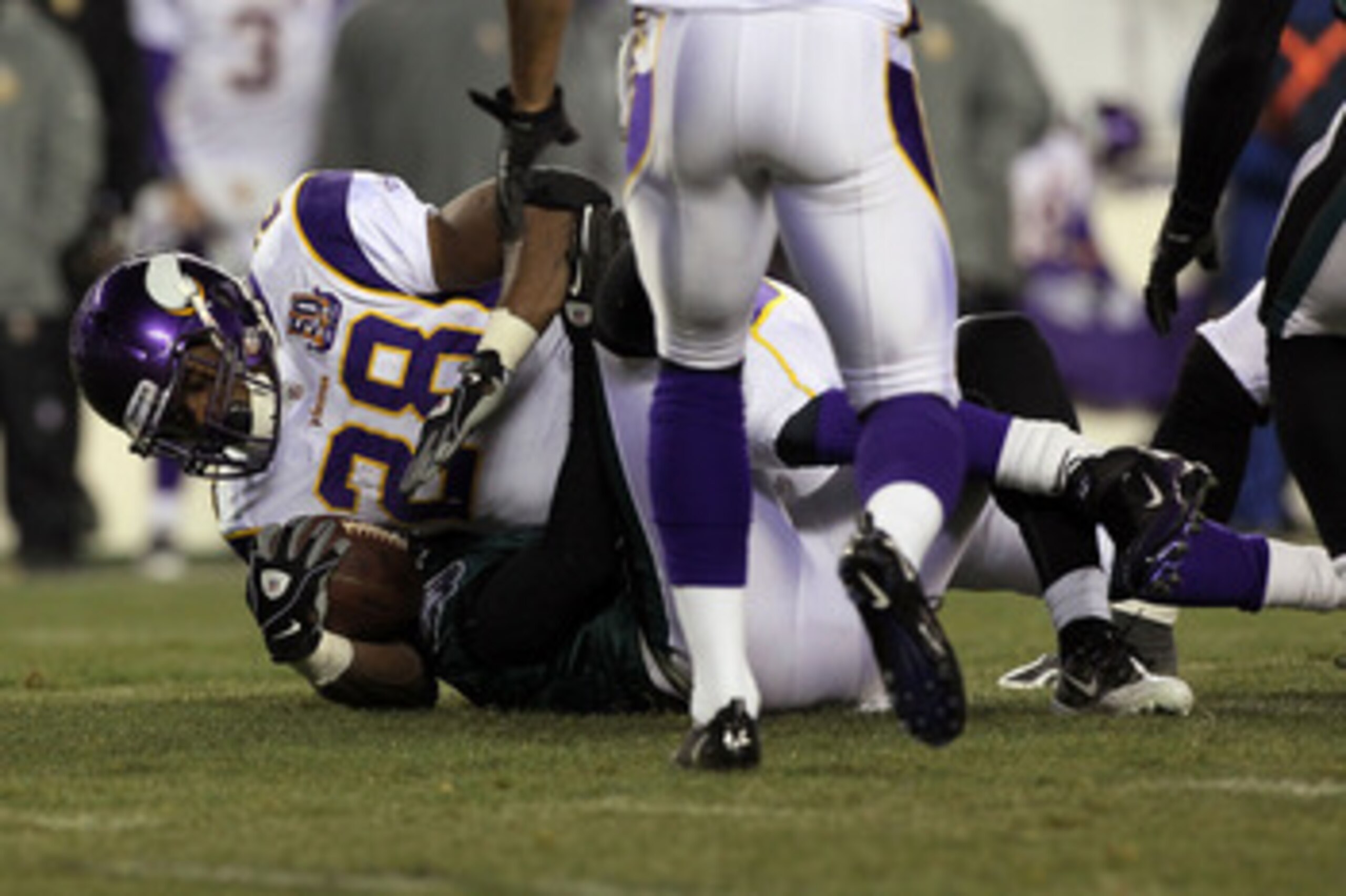 PHILADELPHIA, PA - DECEMBER 28:  Adrian Peterson #28 of the Minnesota Vikings in action against the Philadelphia Eagles at Lincoln Financial Field on December 26, 2010 in Philadelphia, Pennsylvania.  (Photo by Jim McIsaac/Getty Images)