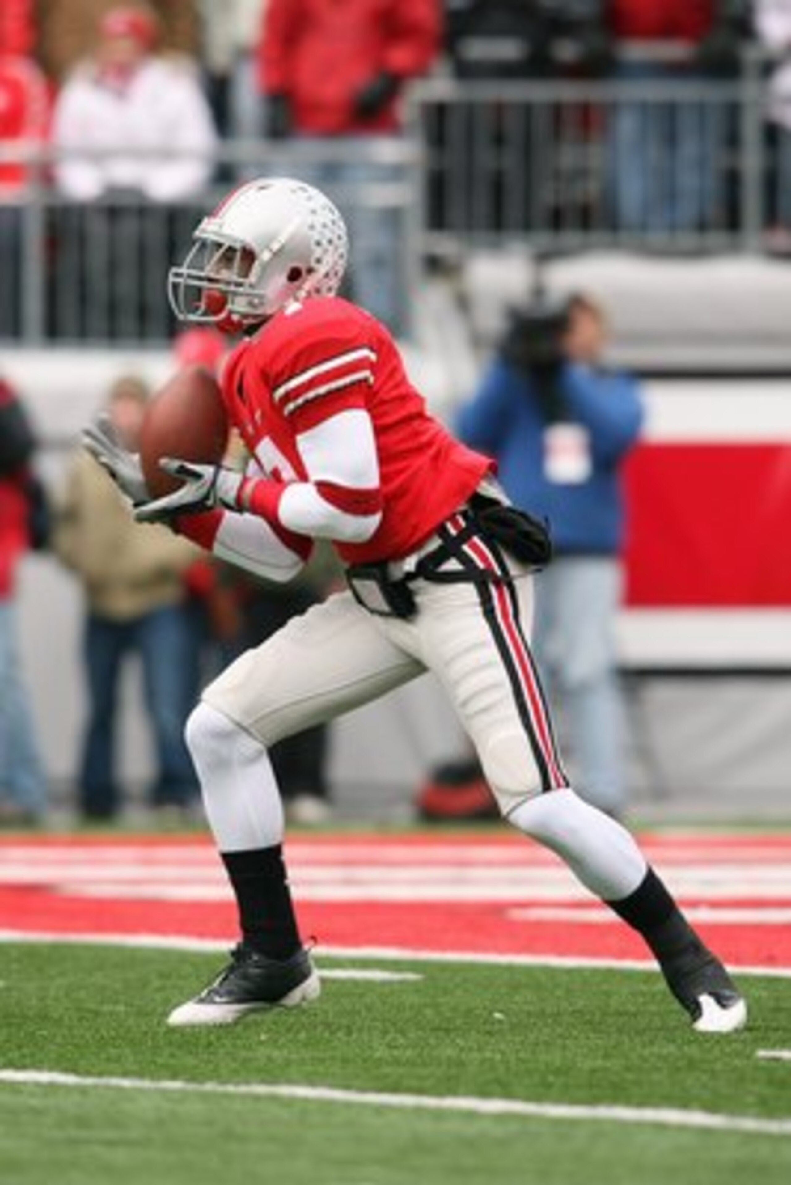 COLUMBUS, OH - NOVEMBER 22:  Lamaar Thomas #7 of the Ohio State Buckeyes catches the punt return during the Big Ten Conference game against the Michigan Wolverines at Ohio Stadium on November 22, 2008 in Columbus, Ohio.  (Photo by Andy Lyons/Getty Images)
