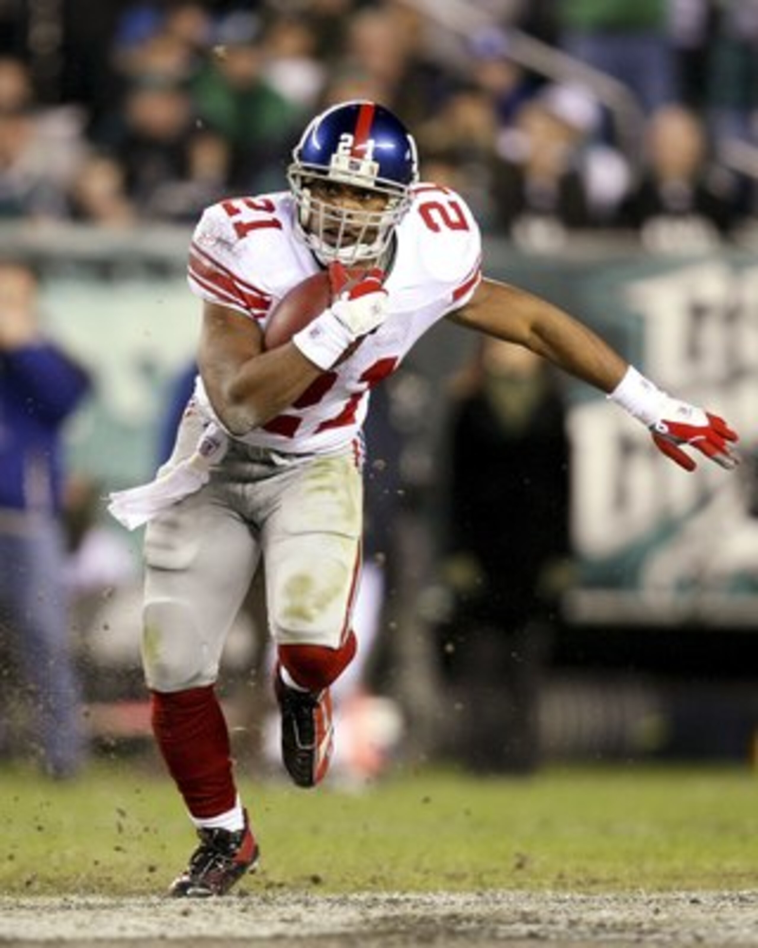 PHILADELPHIA - JANUARY 07:  Tiki Barber #21 of the New York Giants runs against the Philadelphia Eagles during their NFC Wildcard Playoff game on January 7, 2007 at Lincoln Financial Field in Philadelphia, Pennsylvania.  (Photo by Doug Benc/Getty Images)