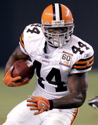 CLEVELAND - AUGUST 18:  Lee Suggs #44 of the Cleveland Browns looks for open running room against the Detroit Lions during a pre season game at Cleveland Browns Stadium on August 18, 2006 in Cleveland, Ohio. (Photo By Gregory Shamus/Getty Images)