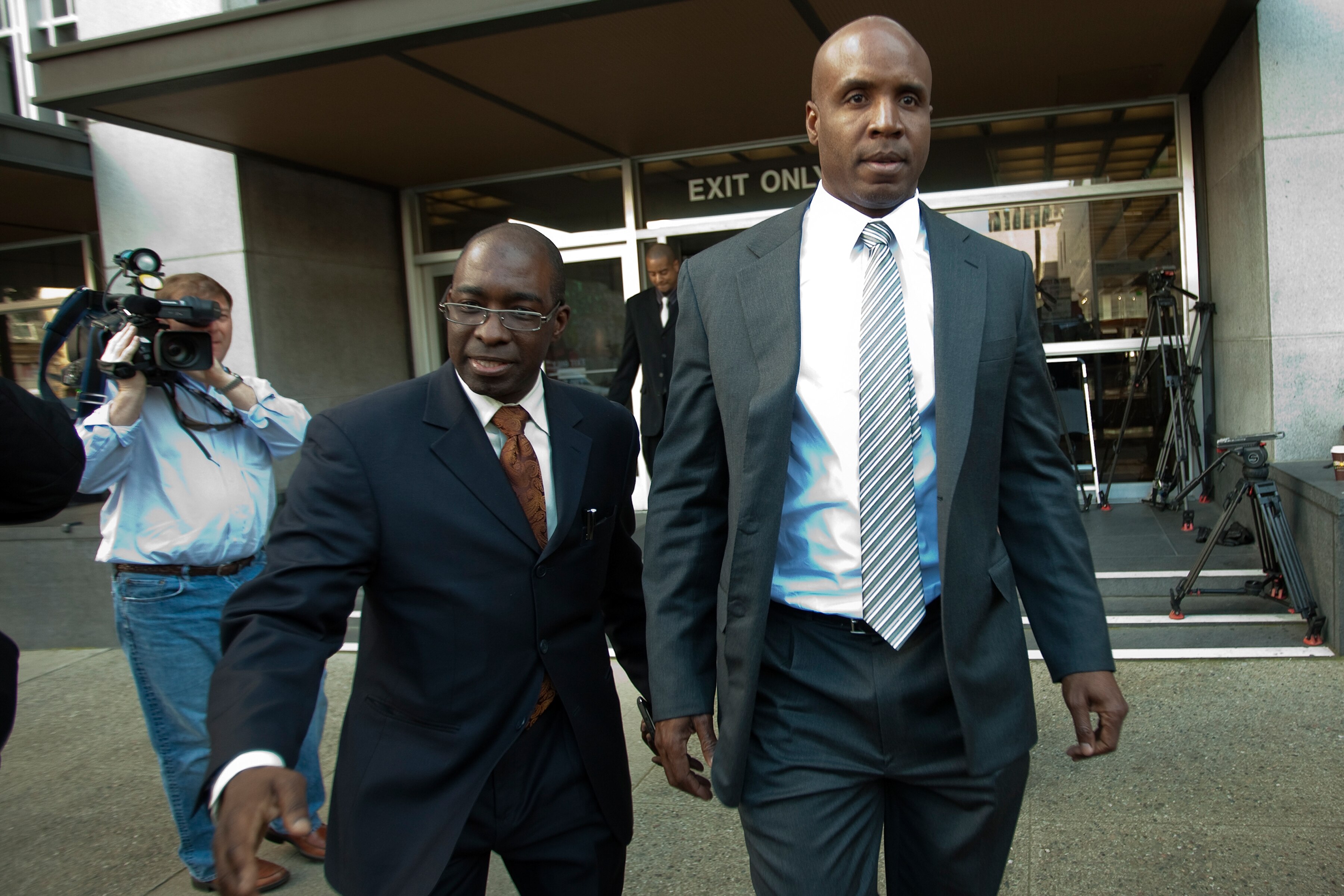 SAN FRANCISCO, CA -APRIL 8:  Former major league baseball player Barry Bonds leaves the Phillip Burton Federal Building and United States Court House April 8, 2011 in San Francisco, California. The jury is deliberating the case in which Barry Bonds is acc
