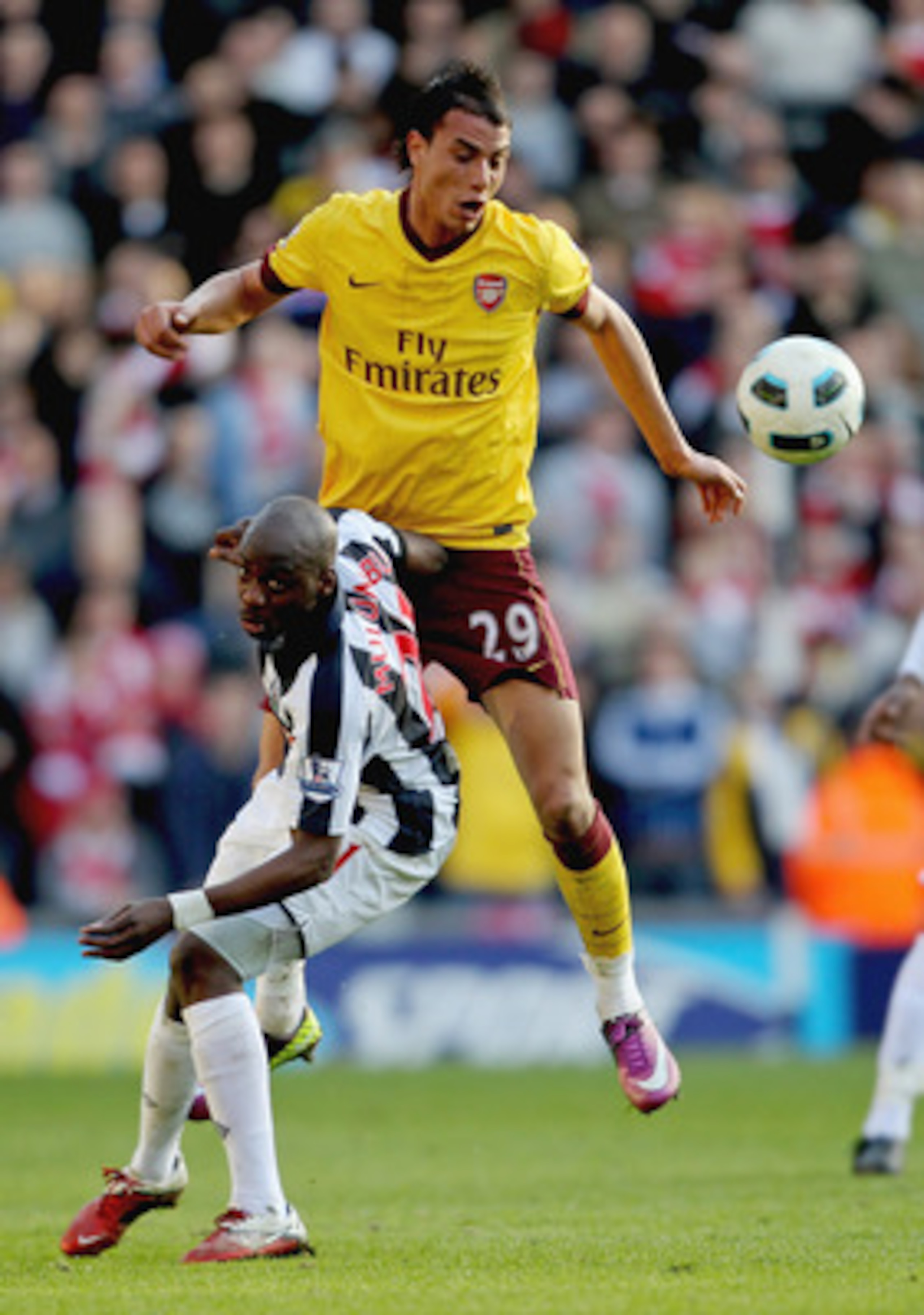 WEST BROMWICH, ENGLAND - MARCH 19: Youssouf Mulumbu of WBA (L) in action with Marouane Chamakh of Arsenal during the Barclays Premier League match between West Bromwich Albion and Arsenal at The Hawthorns on March 19, 2011 in West Bromwich, England. (Pho WEST BROMWICH, ENGLAND - MARCH 19: Youssouf Mulumbu of WBA (L) in action with Marouane Chamakh of Arsenal during the Barclays Premier League match between West Bromwich Albion and Arsenal at The Hawthorns on March 19, 2011 in West Bromwich, England. (Pho