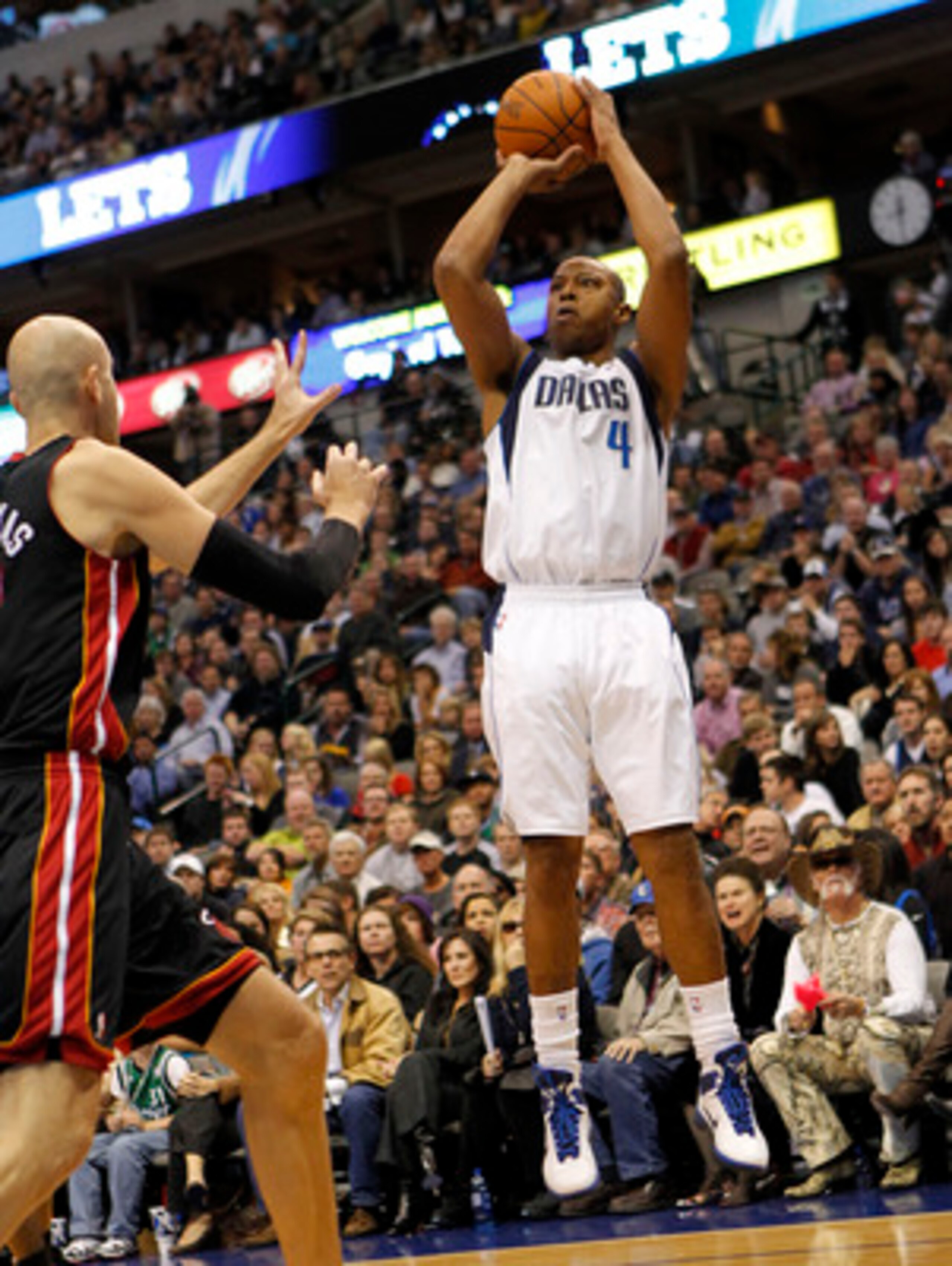 DALLAS - NOVEMBER 27: Caron Butler #4 of the Dallas Mavericks shoots over Zydrunas IIgauskas #11 of the Miami Heat on November 27, 2010 at the American Airlines Center in Dallas, Texas. NOTE TO USER: User expressly acknowledges and agrees that, by downloa