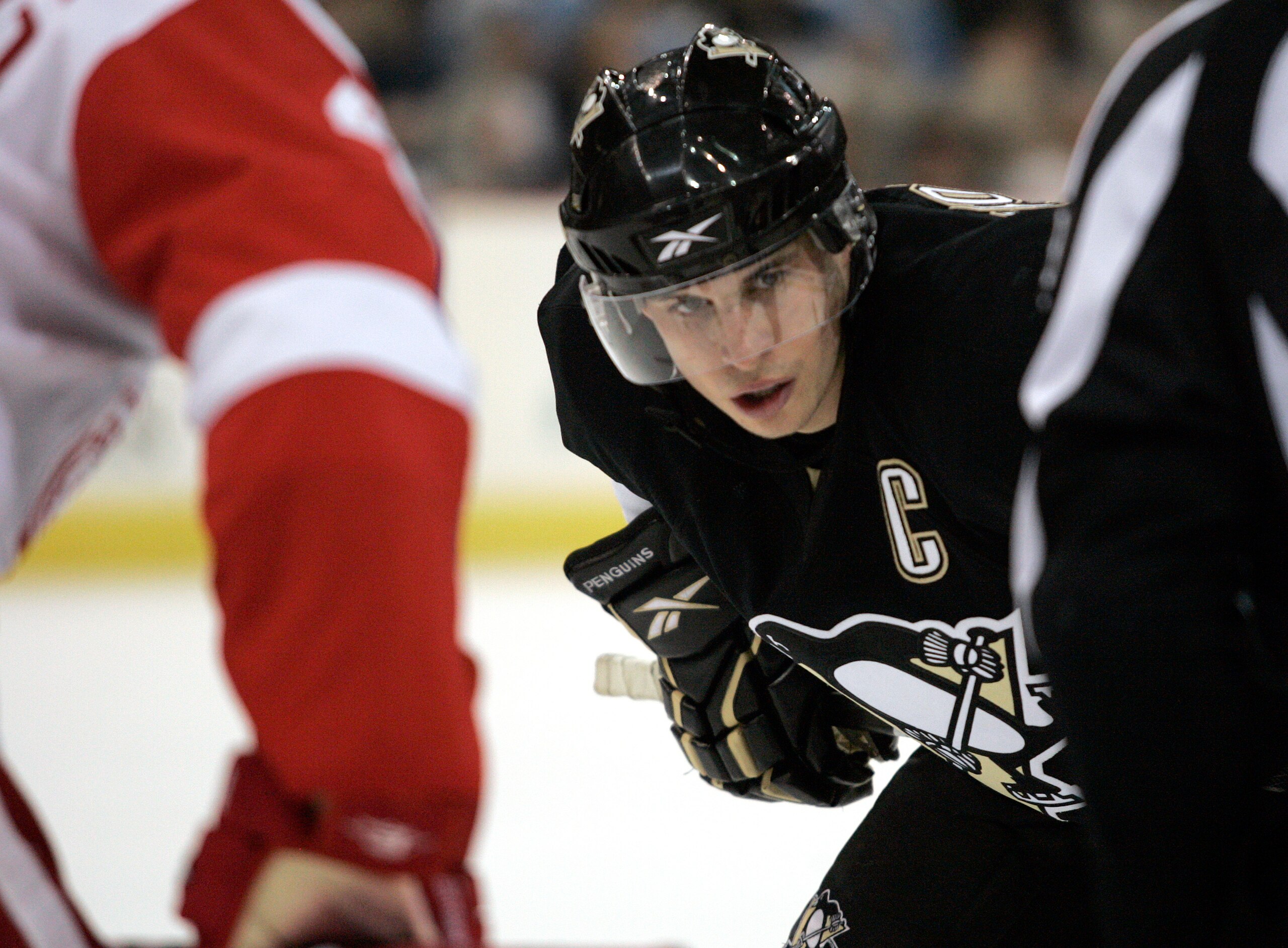 PITTSBURGH, PA - JANUARY 31: Sidney Crosby #87 of the Pittsburgh Penguins prepares for a face-off against the Detroit Red Wings in the third period at Mellon Arena on January 31, 2010 in Pittsburgh, Pennsylvania. The Penguins defeated the Red Wings 2-1. PITTSBURGH, PA - JANUARY 31: Sidney Crosby #87 of the Pittsburgh Penguins prepares for a face-off against the Detroit Red Wings in the third period at Mellon Arena on January 31, 2010 in Pittsburgh, Pennsylvania. The Penguins defeated the Red Wings 2-1.