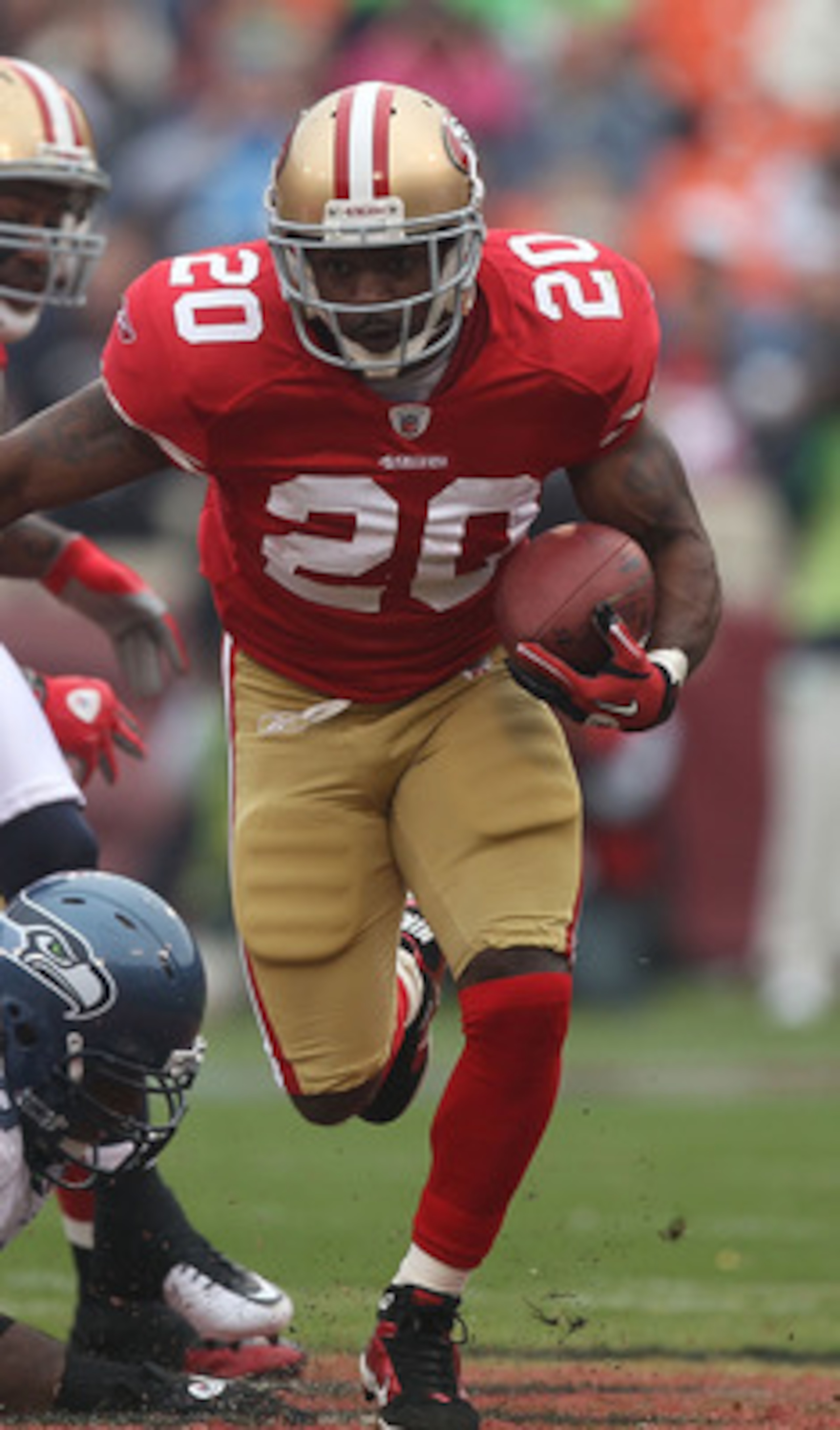 SAN FRANCISCO - DECEMBER 12:    Brian Westbrook #20 of the San Francisco 49ers runs against the Seattle Seahawks during an NFL game at Candlestick Park on December 12, 2010 in San Francisco, California.  (Photo by Jed Jacobsohn/Getty Images)