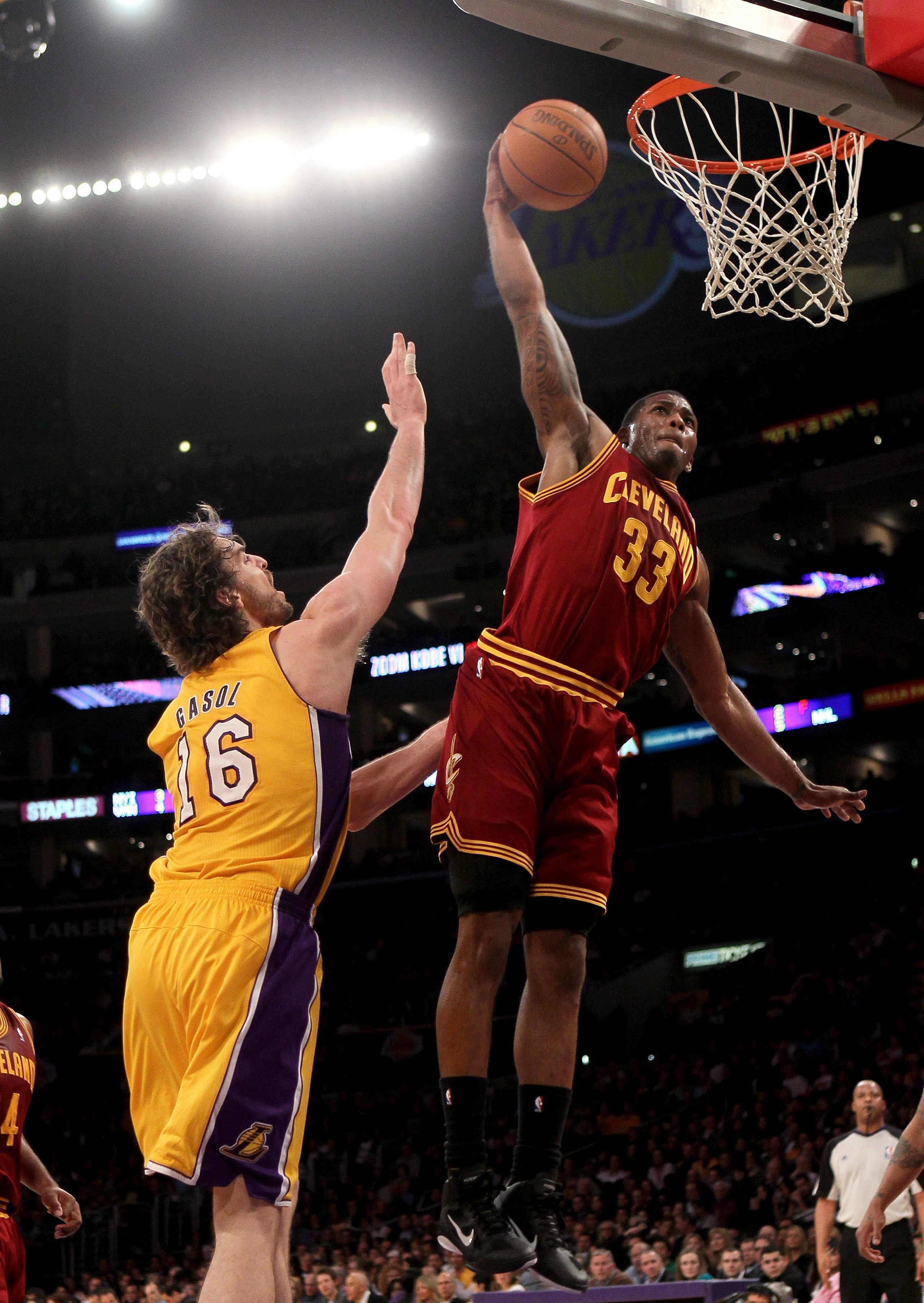 LOS ANGELES, CA - JANUARY 11: Alonzo Gee #33 of the Cleveland Cavaliers dunks over Pau Gasol #16 of the Los Angeles Lakers at Staples Center on January 11, 2011 in Los Angeles, California. The Lakers won 112-57. NOTE TO USER: User expressly acknowledge LOS ANGELES, CA - JANUARY 11: Alonzo Gee #33 of the Cleveland Cavaliers dunks over Pau Gasol #16 of the Los Angeles Lakers at Staples Center on January 11, 2011 in Los Angeles, California. The Lakers won 112-57. NOTE TO USER: User expressly acknowledge