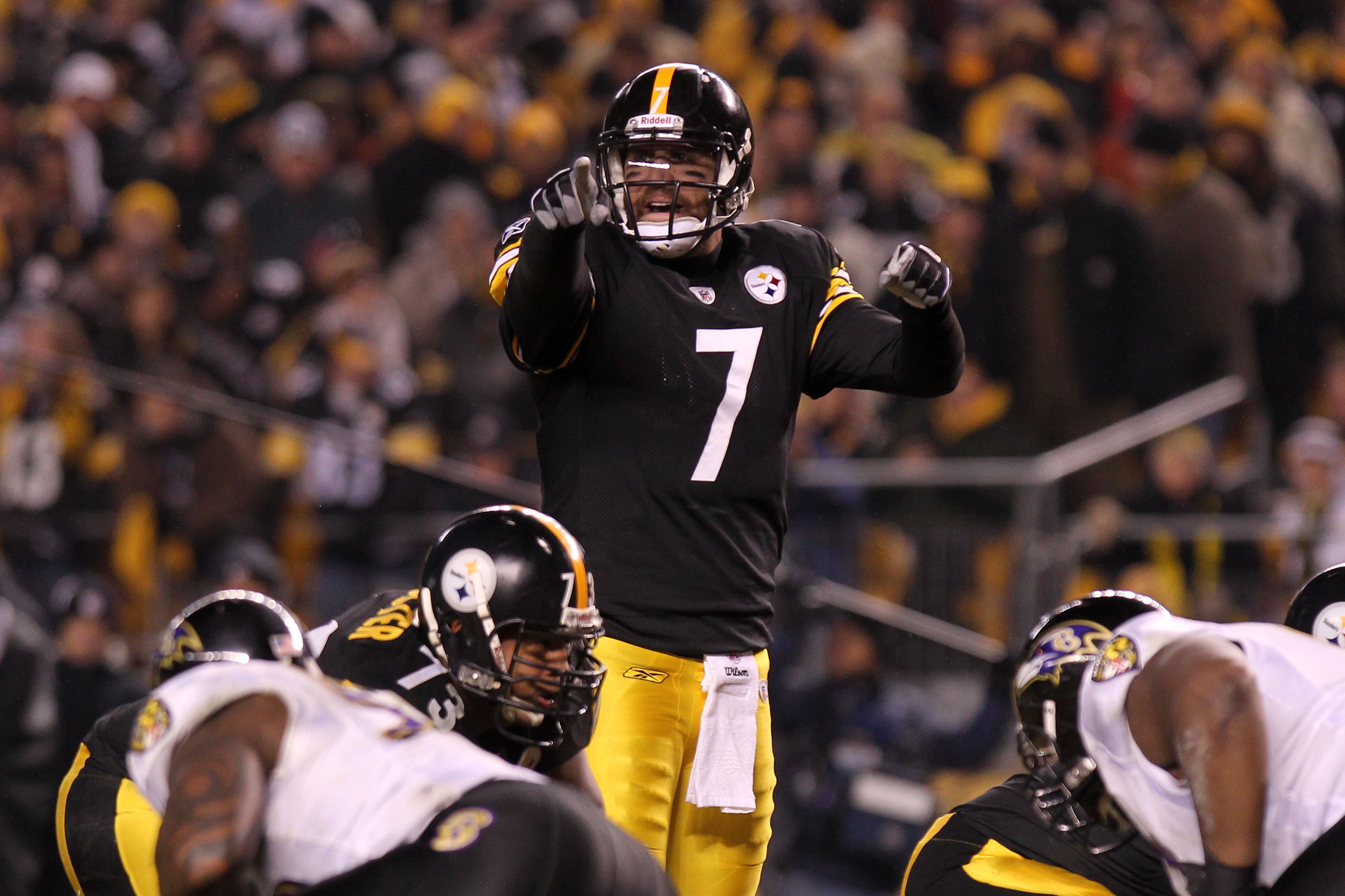 PITTSBURGH, PA - JANUARY 15:  Quarterback Ben Roethlisberger #7 of the Pittsburgh Steelers signals against the Baltimore Ravens in the first quarter of the AFC Divisional Playoff Game at Heinz Field on January 15, 2011 in Pittsburgh, Pennsylvania.  (Photo