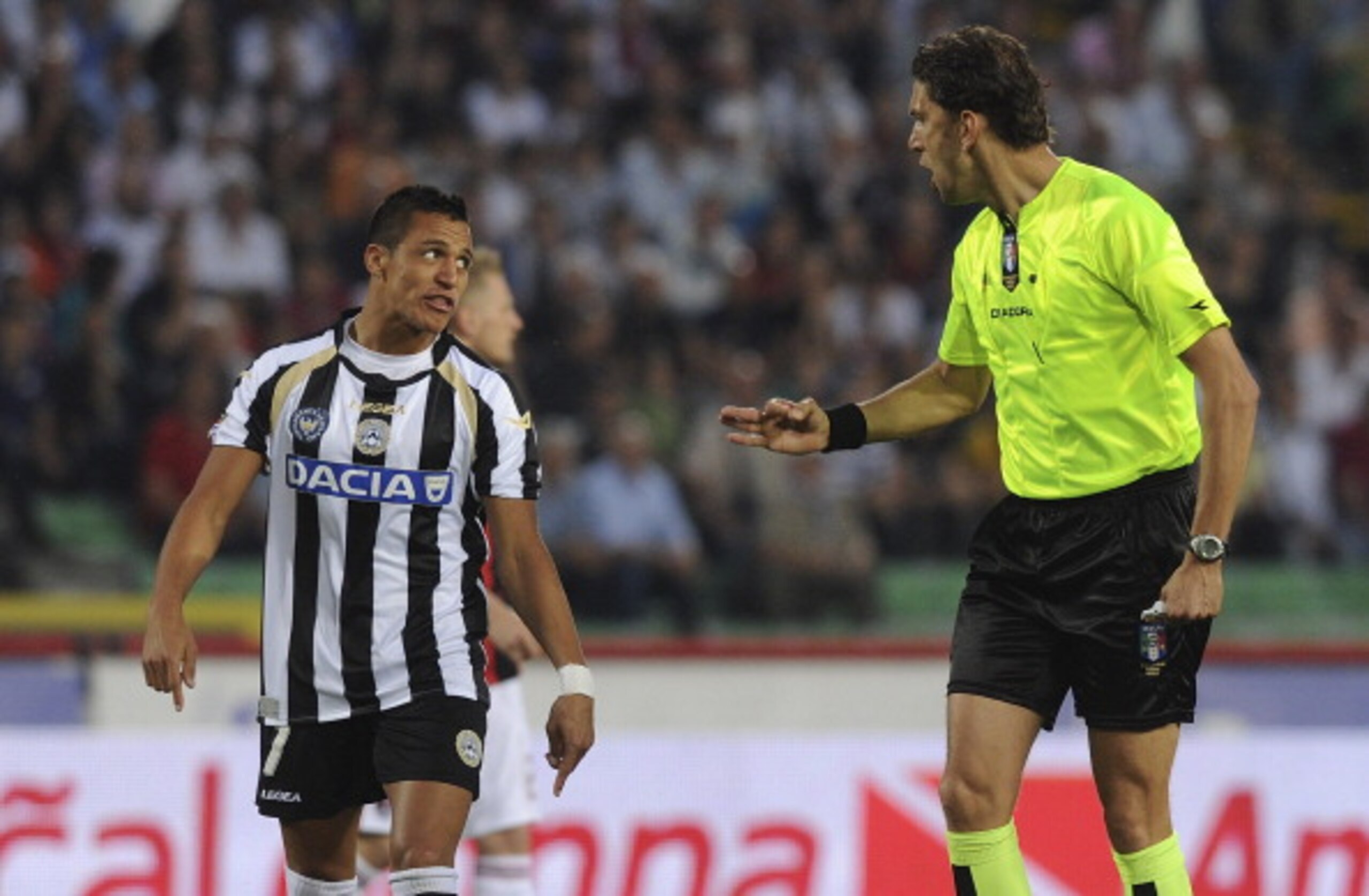 UDINE, ITALY - MAY 22:  Referee Paolo Tagliavento (R) talks with Alexis Samnchez of Udinese during the Serie A match between Udinese Calcio and AC Milan  at Stadio Friuli on May 22, 2011 in Udine, Italy.  (Photo by Dino Panato/Getty Images)