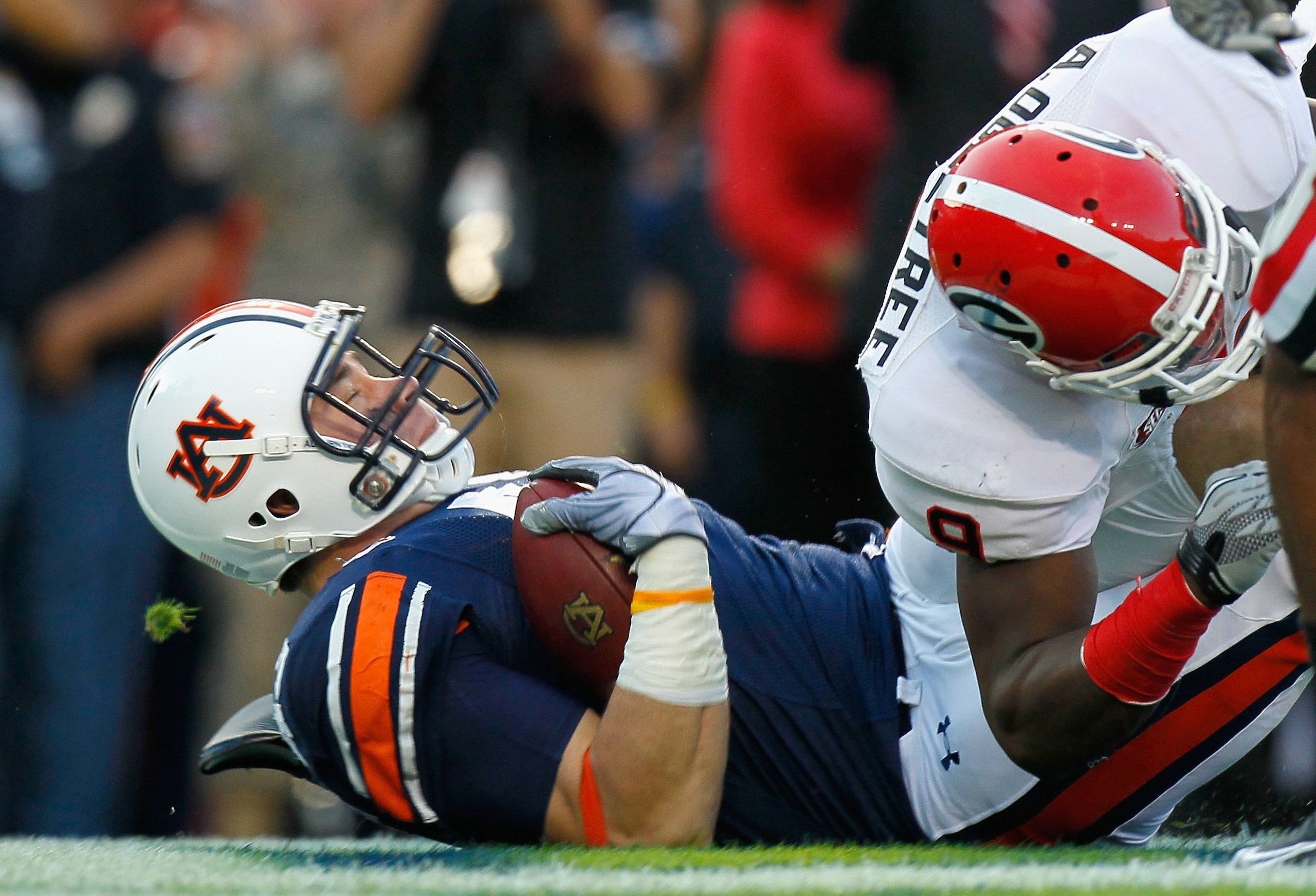 AUBURN, AL - NOVEMBER 13:  Philip Lutzenkirchen #43 of the Auburn Tigers pulls in this touchdown reception against Alec Ogletree #9 of the Georgia Bulldogs at Jordan-Hare Stadium on November 13, 2010 in Auburn, Alabama.  (Photo by Kevin C. Cox/Getty Image