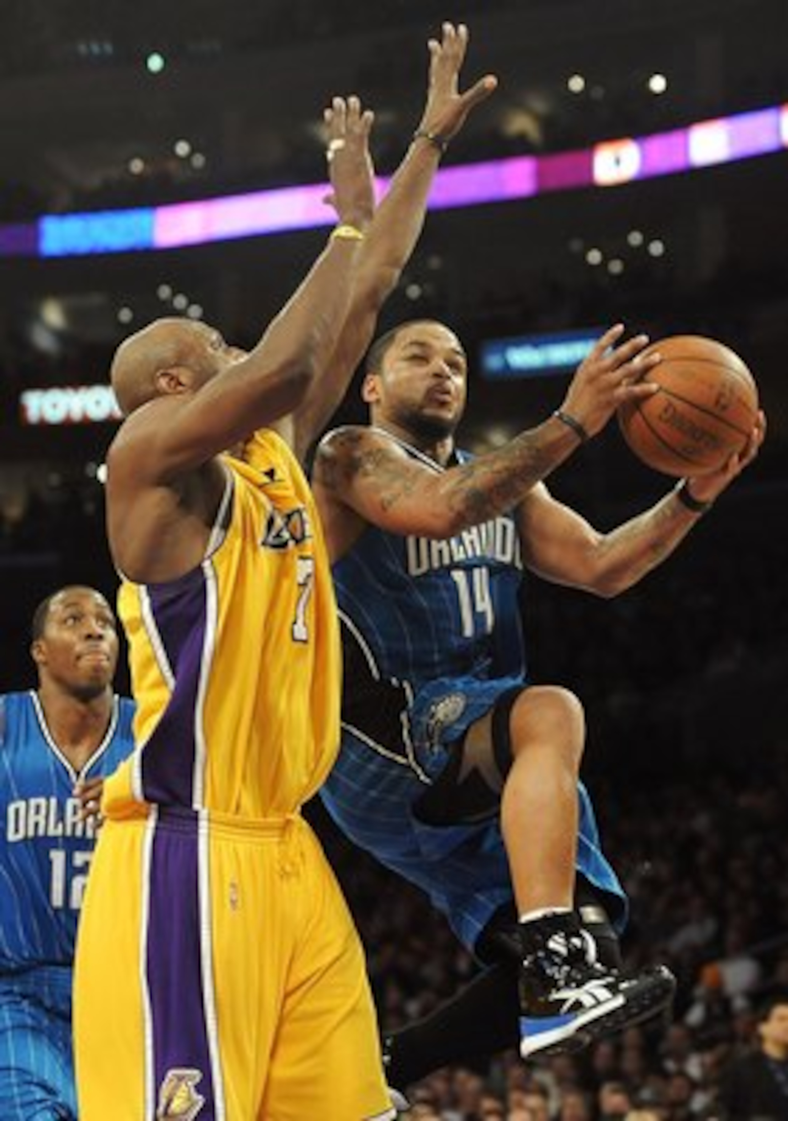 LOS ANGELES, CA - JANUARY 18:  Jameer Nelson #14 of the Orlando Magic goes to the basket against Lamar Odom #7 of the Los Angeles Lakers during the game on January 18, 2010 at Staples Center in Los Angeles, California. The Lakers won 98-92. NOTE TO USER: