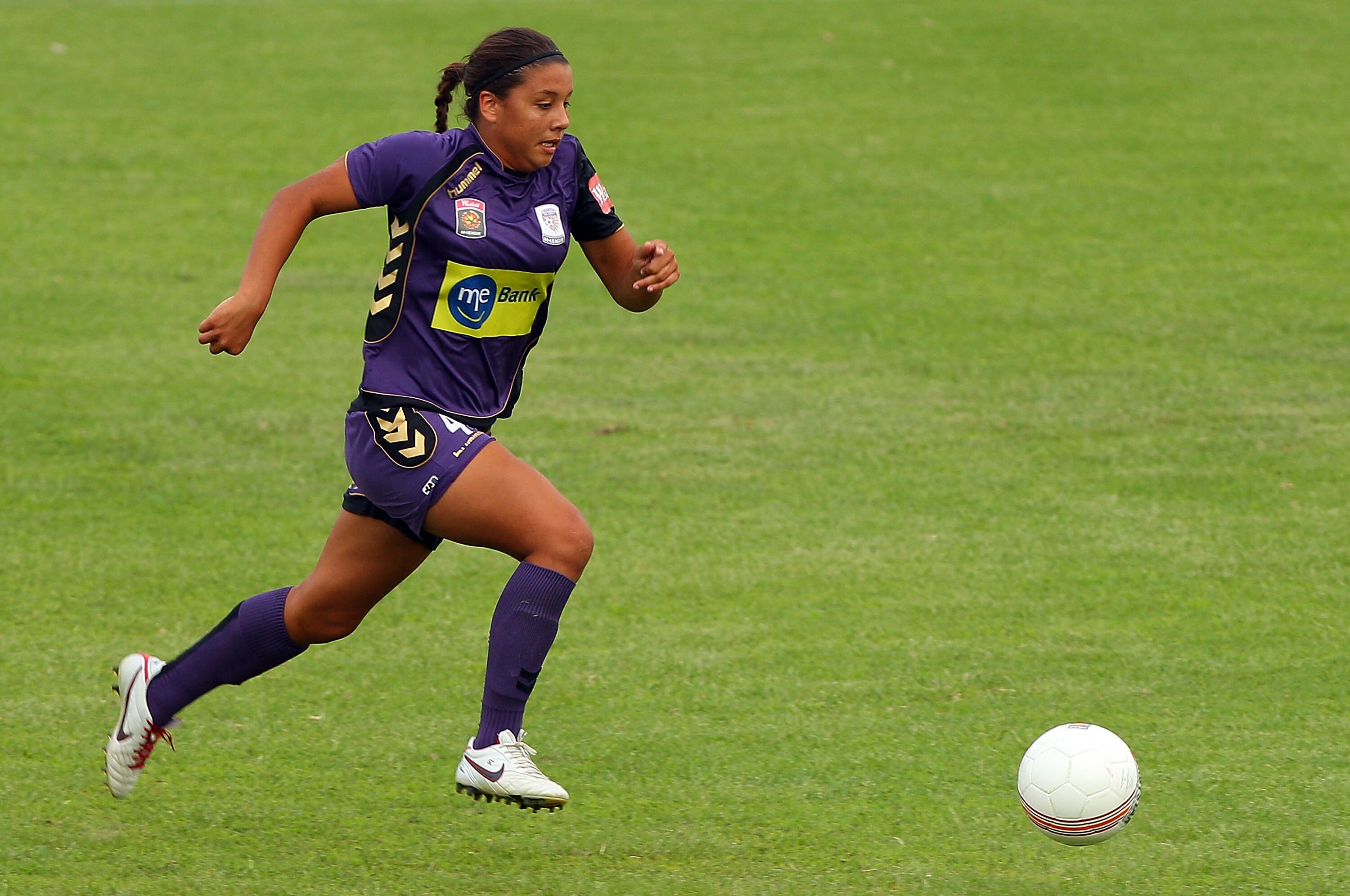 PERTH, AUSTRALIA - JANUARY 23:  Samantha Kerr of the Glory runs onto the ball during the round 11 W-League match between the Perth Glory and the Melbourne Victory at 6PR Stadium on January 23, 2011 in Perth, Australia.  (Photo by Paul Kane/Getty Images)