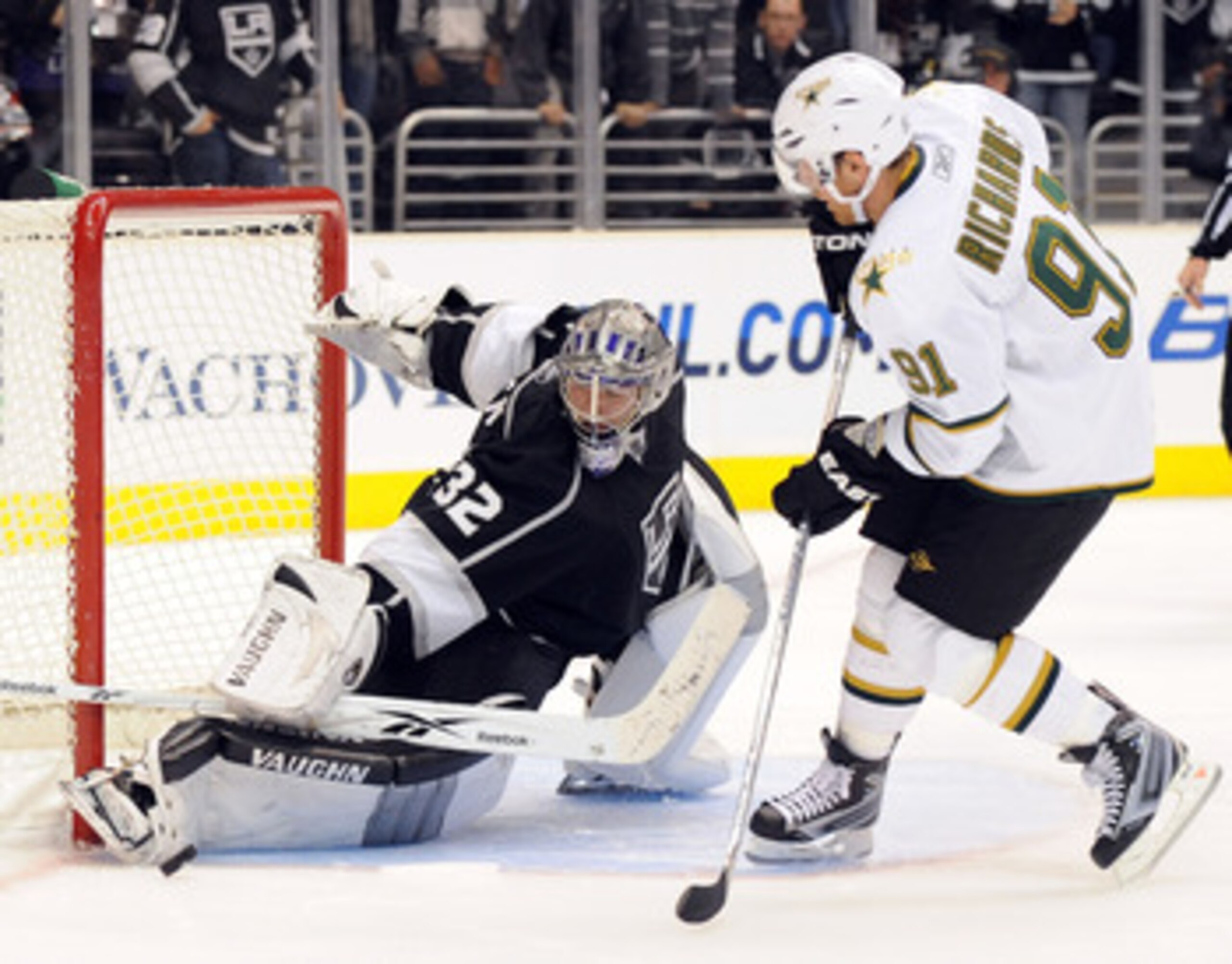 LOS ANGELES, CA - DECEMBER 12:  Jonathan Quick #32 of the Los Angeles Kings makes a stop on Brad Richards #91 of the Dallas Stars during the overtime shootout period at the Staples Center on December 12, 2009 in Los Angeles, California. The Kings won 3-2.