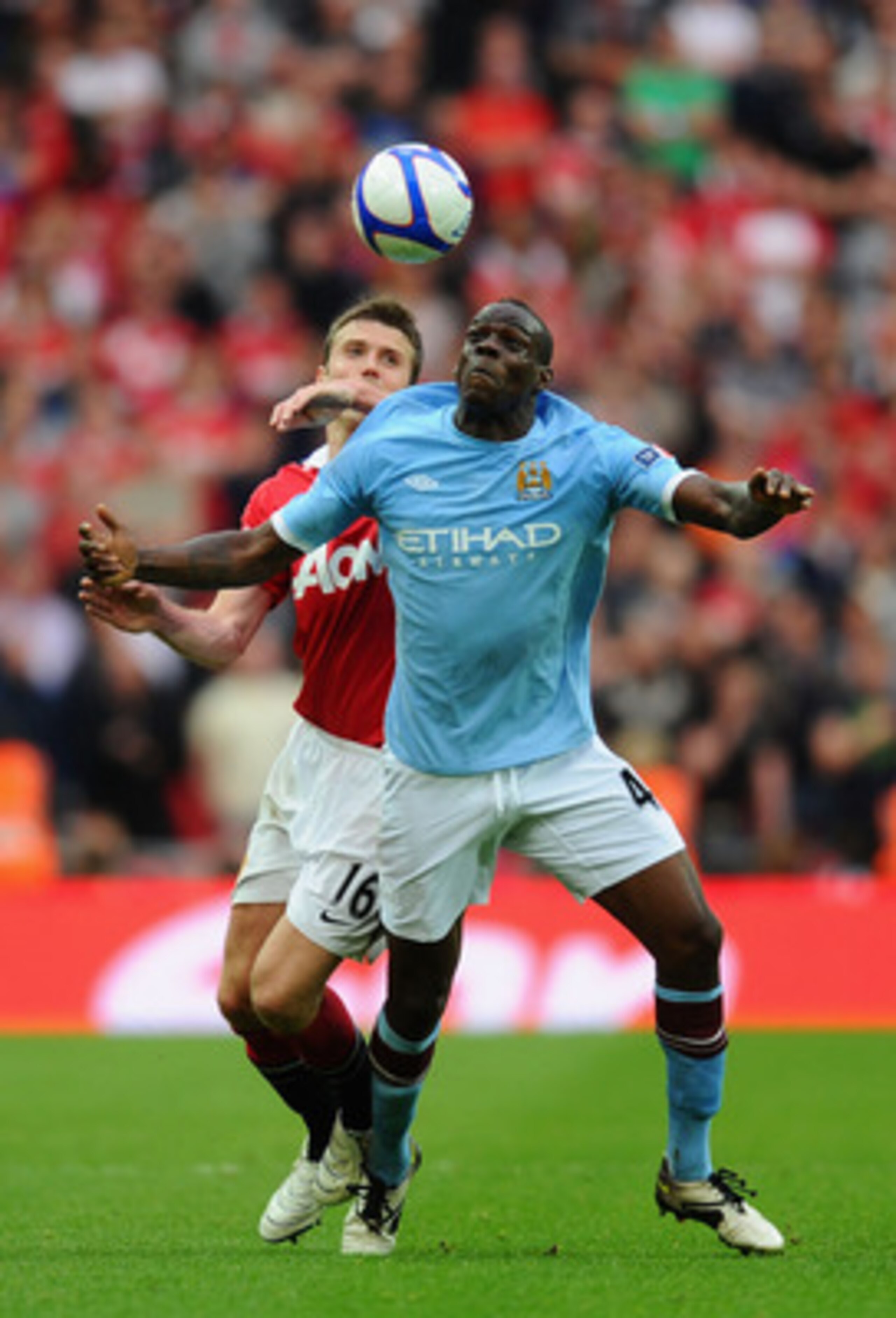 LONDON, ENGLAND - APRIL 16:  Mario Balotelli of Manchester City fights for the ball with Michael Carrick of Manchester United  during the FA Cup sponsored by E.ON semi final match between Manchester City and Manchester United at Wembley Stadium on April 1