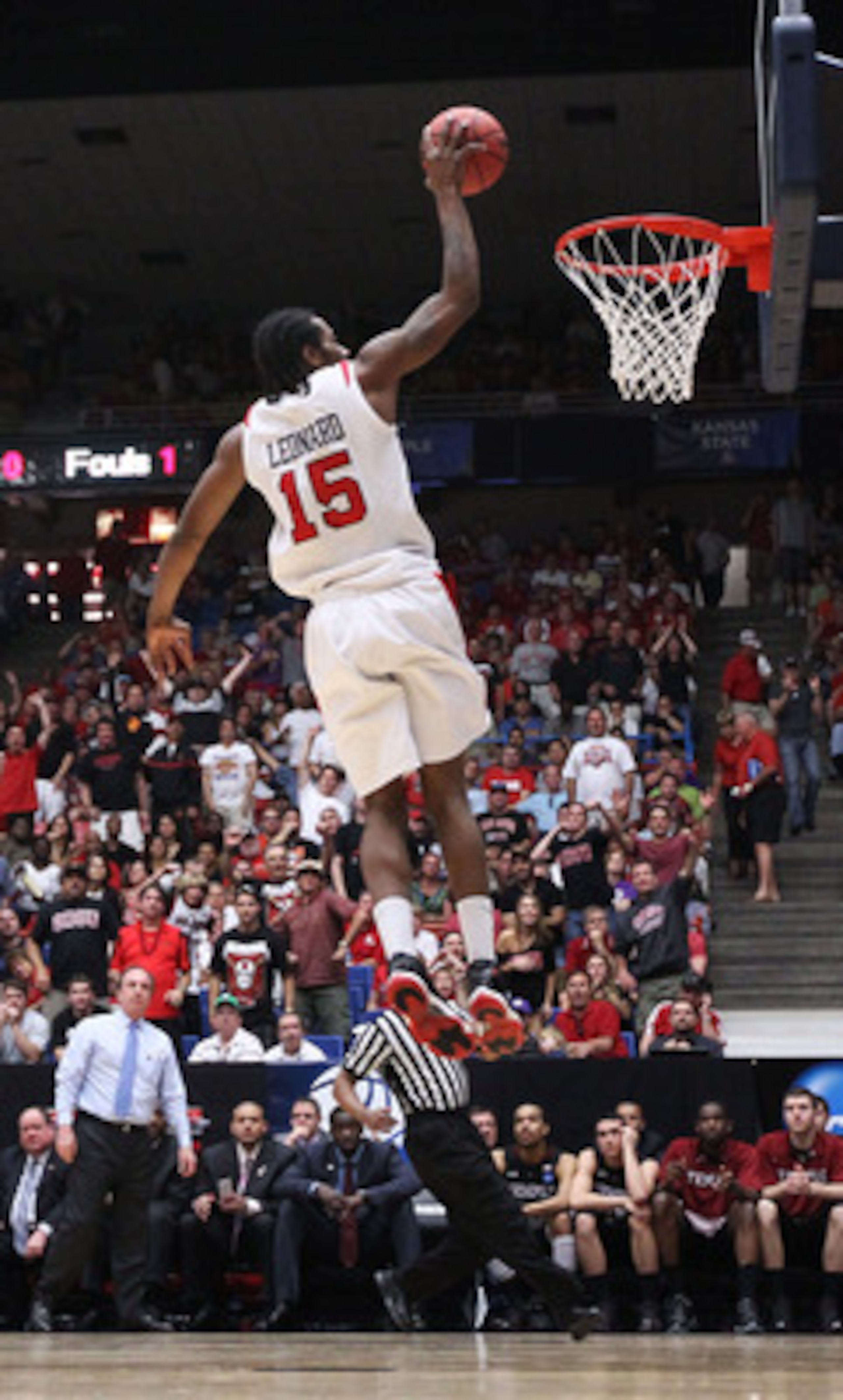 TUCSON, AZ - MARCH 19:  Kawhi Leonard #15 of the San Diego State Aztecs dunks against the Temple Owls during the third round of the 2011 NCAA men's basketball tournament at McKale Center on March 19, 2011 in Tucson, Arizona.  (Photo by Christian Petersen/