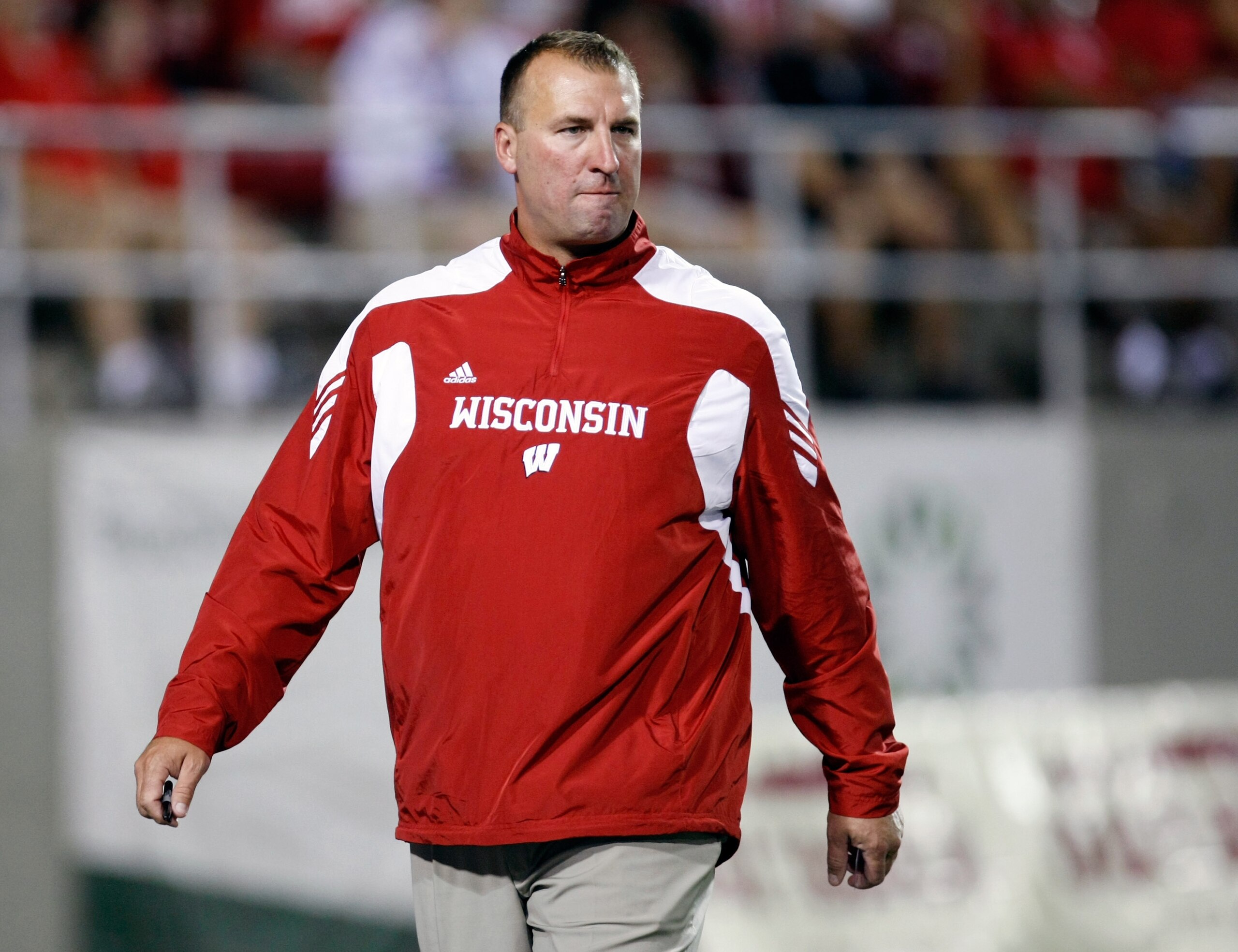 LAS VEGAS - SEPTEMBER 04:  Wisconsin Badgers head coach Bret Bielema watches his team warm up before their game against the UNLV Rebels at Sam Boyd Stadium September 4, 2010 in Las Vegas, Nevada. Wisconsin won 41-21.  (Photo by Ethan Miller/Getty Images)
