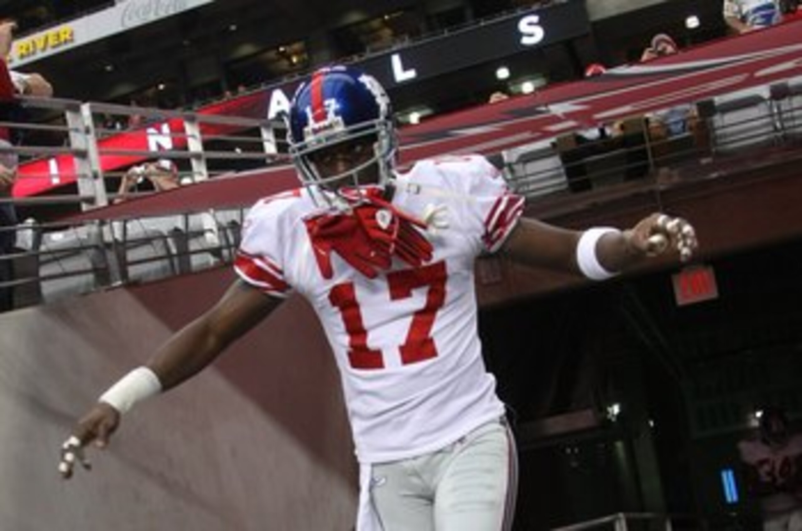 GLENDALE, AZ - NOVEMBER 23:  Wide receiver Plaxico Burress #17 of the New York Giants takes the field for warmups for the game with the Arizona Cardinals on November 23, 2008 at University of Phoenix Stadium in Glendale, Arizona. The Giants won 37-29.  (P