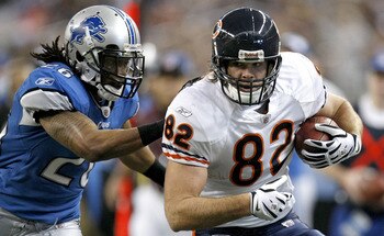 DETROIT - JANUARY 03: Greg Olson #82 of the Chicago Bears tries to get around Louis Delmas #26 of the Detroit Lions after a second quarter catch on January 3, 2010 at Ford Field in Detroit, Michigan.  (Photo by Gregory Shamus/Getty Images)