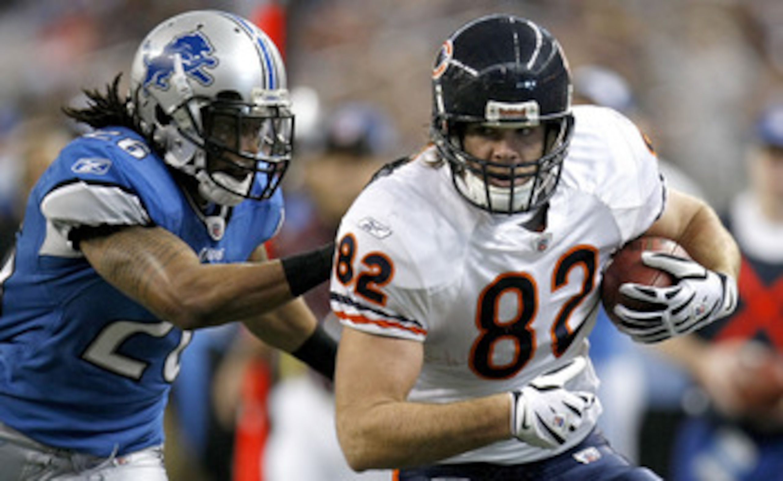 DETROIT - JANUARY 03: Greg Olson #82 of the Chicago Bears tries to get around Louis Delmas #26 of the Detroit Lions after a second quarter catch on January 3, 2010 at Ford Field in Detroit, Michigan.  (Photo by Gregory Shamus/Getty Images)