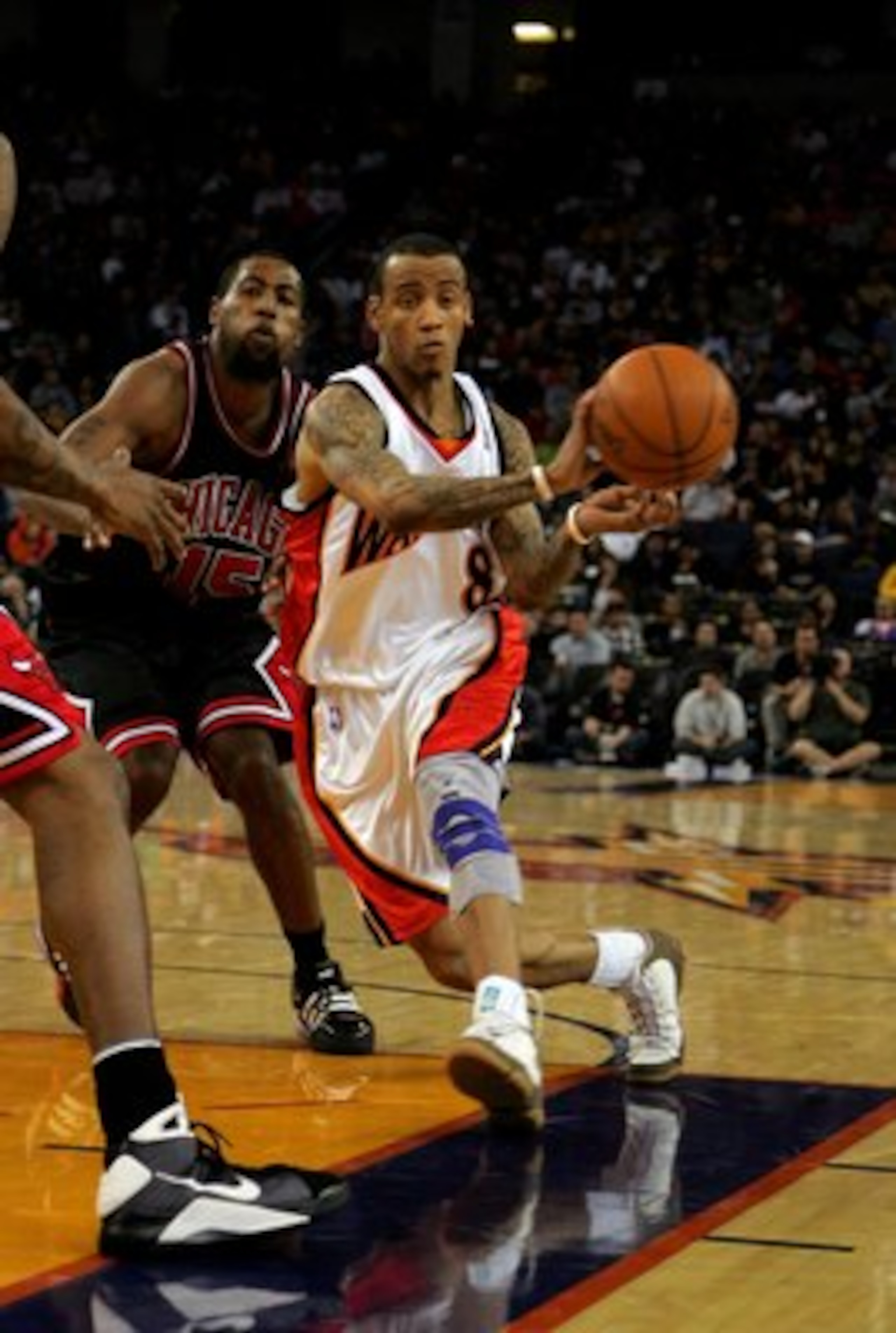 OAKLAND, CA - JANUARY 18:  Monta Ellis #8 of the Golden State Warriors in action during their game against the Chicago Bulls at Oracle Arena on January 18, 2010 in Oakland, California.  NOTE TO USER: User expressly acknowledges and agrees that, by downloa